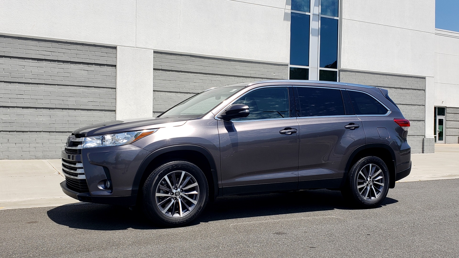 Used 2019 Toyota HIGHLANDER XLE / 3.5L V6 / AWD / LEATHER / 8-SPD AUTO / 1-OWNER for sale Sold at Formula Imports in Charlotte NC 28227 4