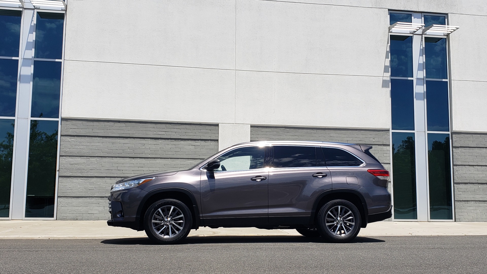 Used 2019 Toyota HIGHLANDER XLE / 3.5L V6 / AWD / LEATHER / 8-SPD AUTO / 1-OWNER for sale Sold at Formula Imports in Charlotte NC 28227 5