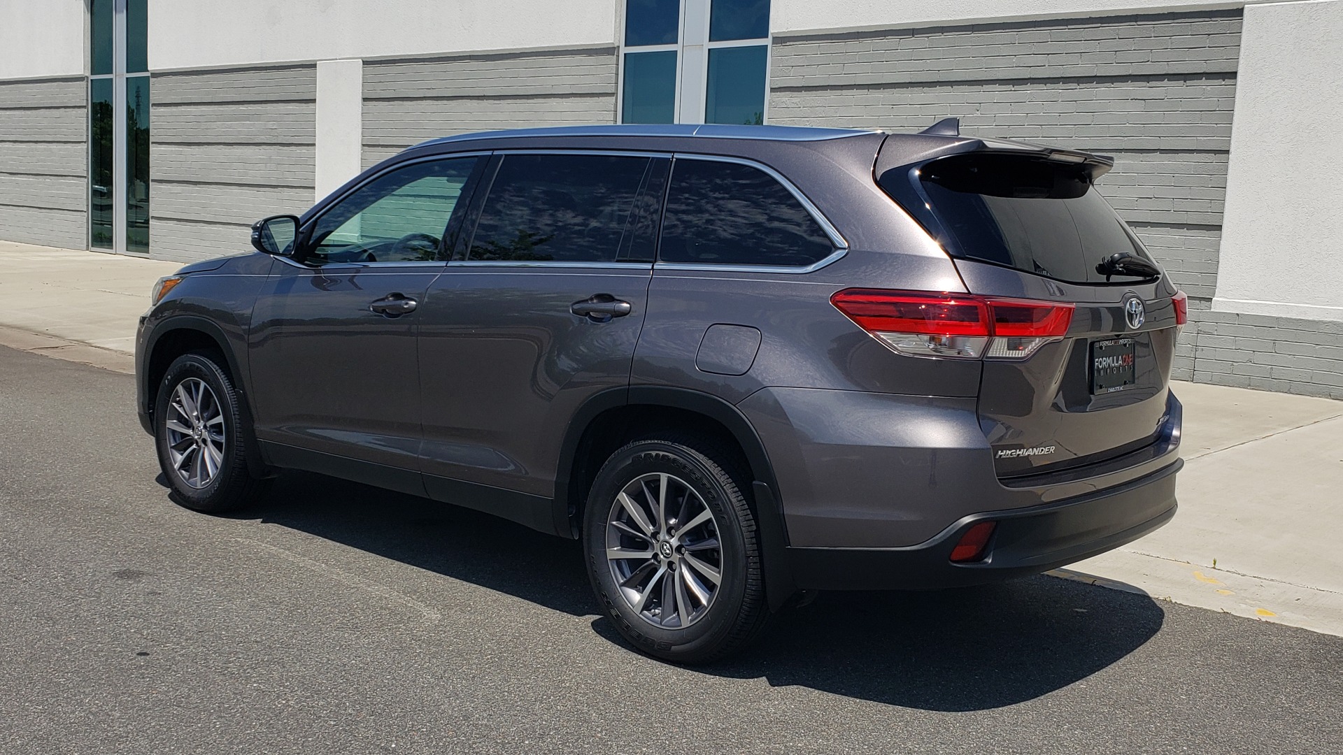 Used 2019 Toyota HIGHLANDER XLE / 3.5L V6 / AWD / LEATHER / 8-SPD AUTO / 1-OWNER for sale Sold at Formula Imports in Charlotte NC 28227 6