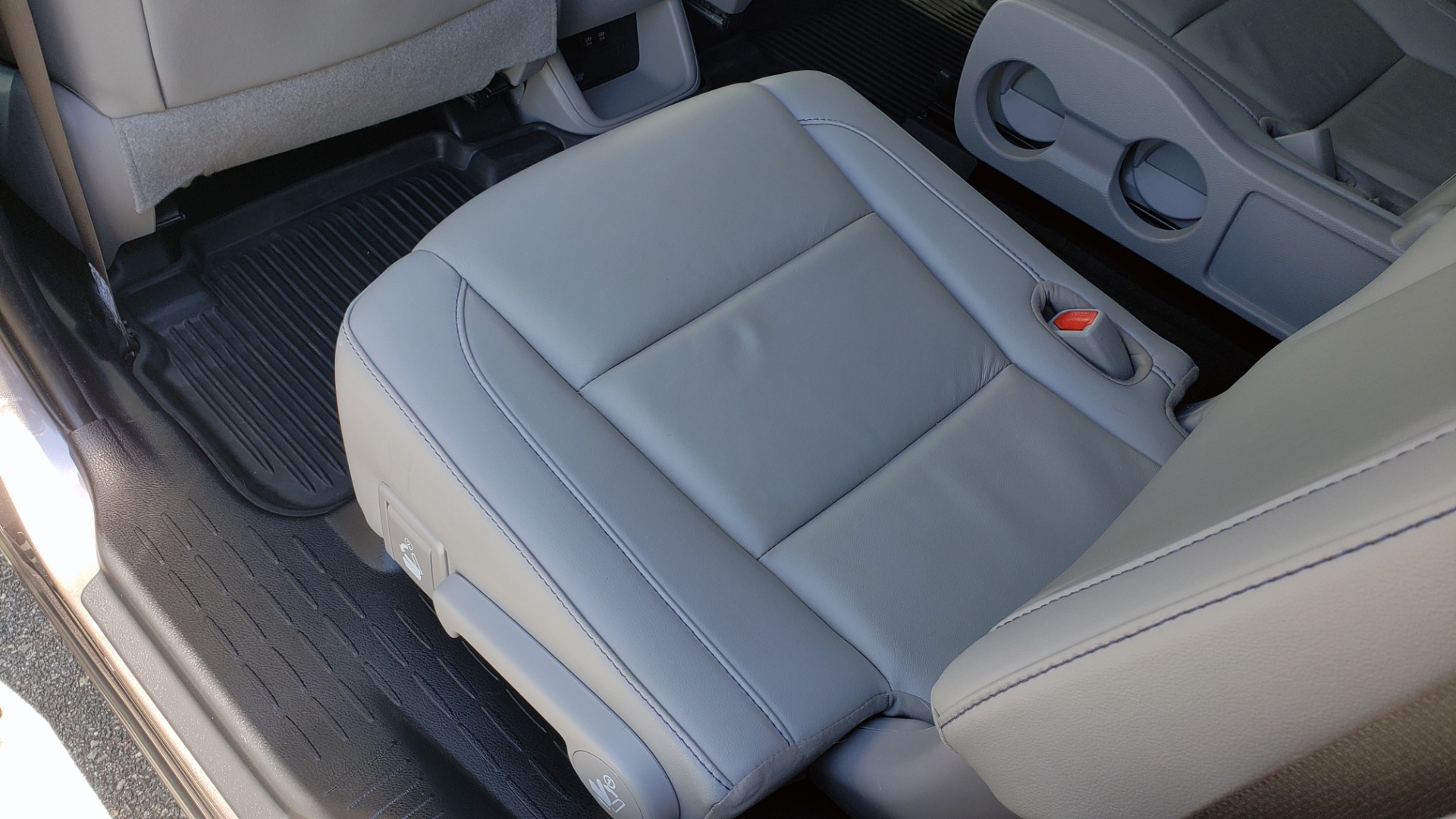 Used 2019 Toyota HIGHLANDER XLE / 3.5L V6 / AWD / LEATHER / 8-SPD AUTO / 1-OWNER for sale Sold at Formula Imports in Charlotte NC 28227 60