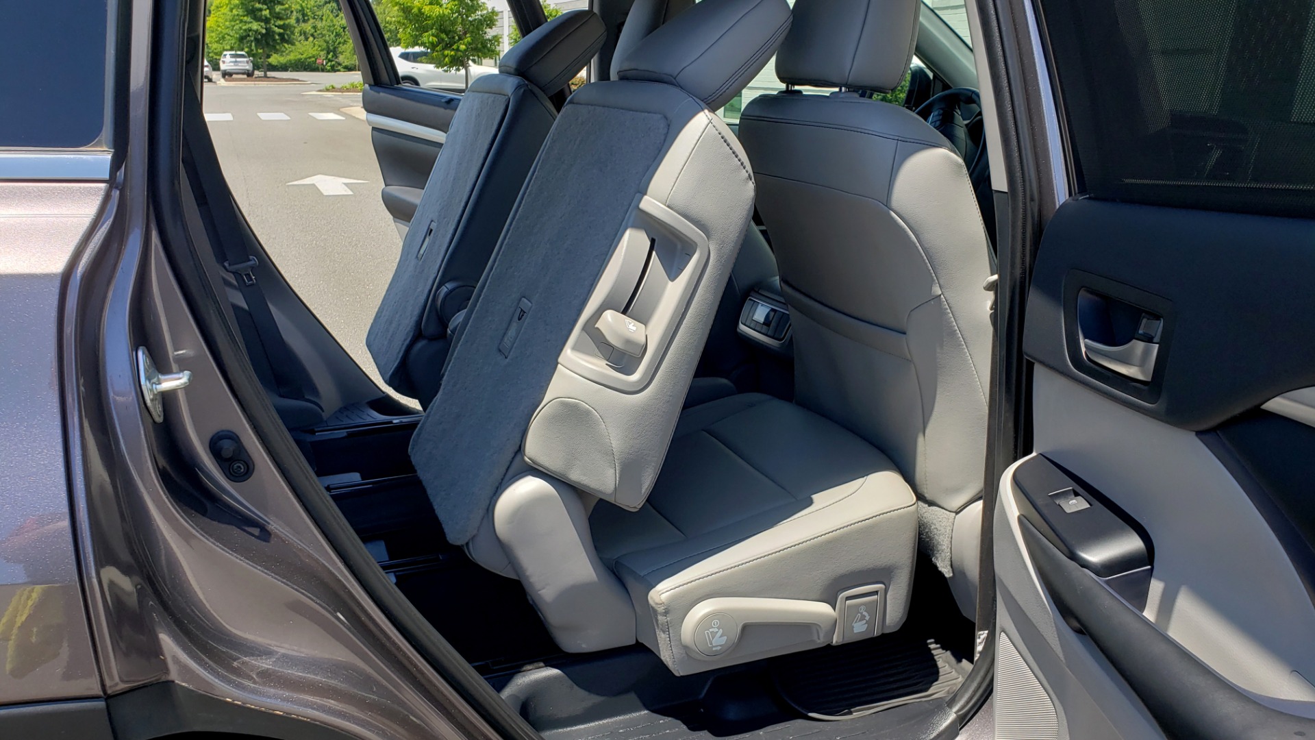 Used 2019 Toyota HIGHLANDER XLE / 3.5L V6 / AWD / LEATHER / 8-SPD AUTO / 1-OWNER for sale Sold at Formula Imports in Charlotte NC 28227 64