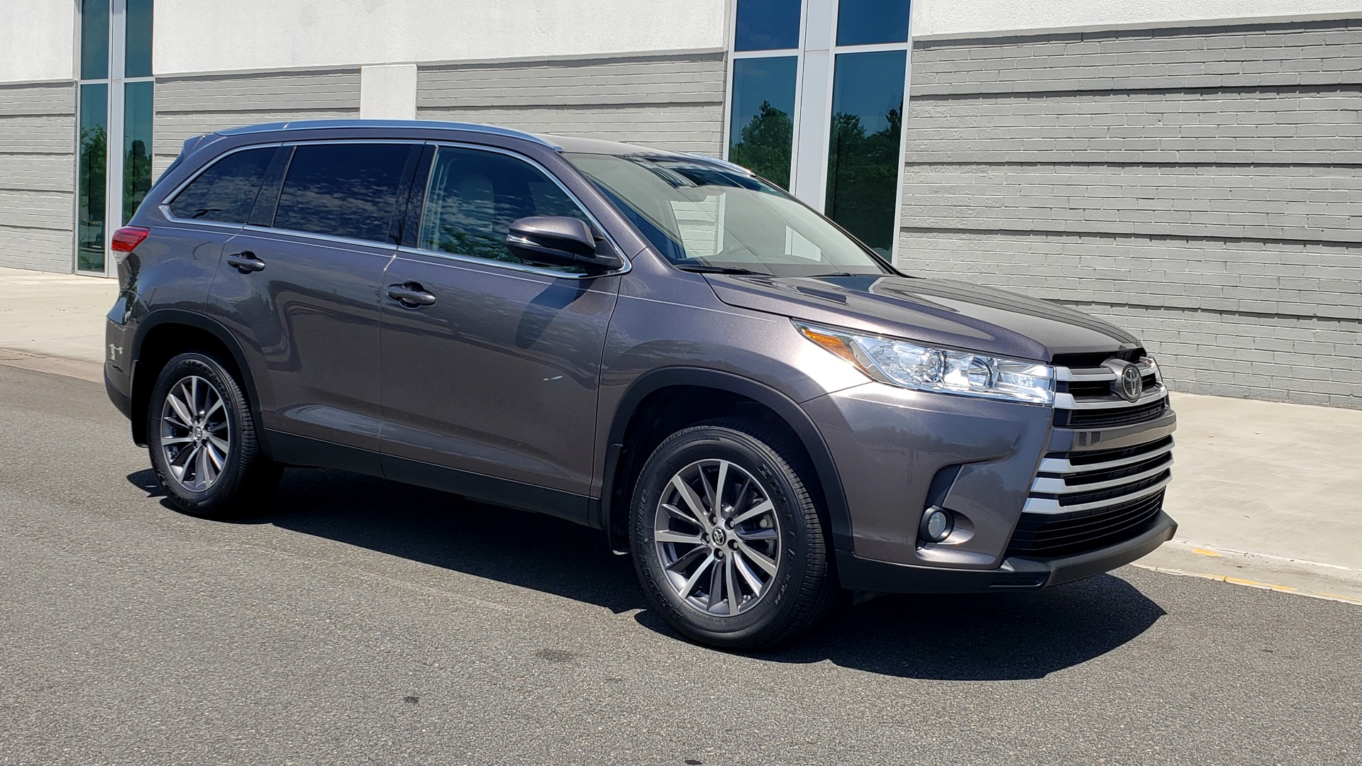 Used 2019 Toyota HIGHLANDER XLE / 3.5L V6 / AWD / LEATHER / 8-SPD AUTO / 1-OWNER for sale Sold at Formula Imports in Charlotte NC 28227 7