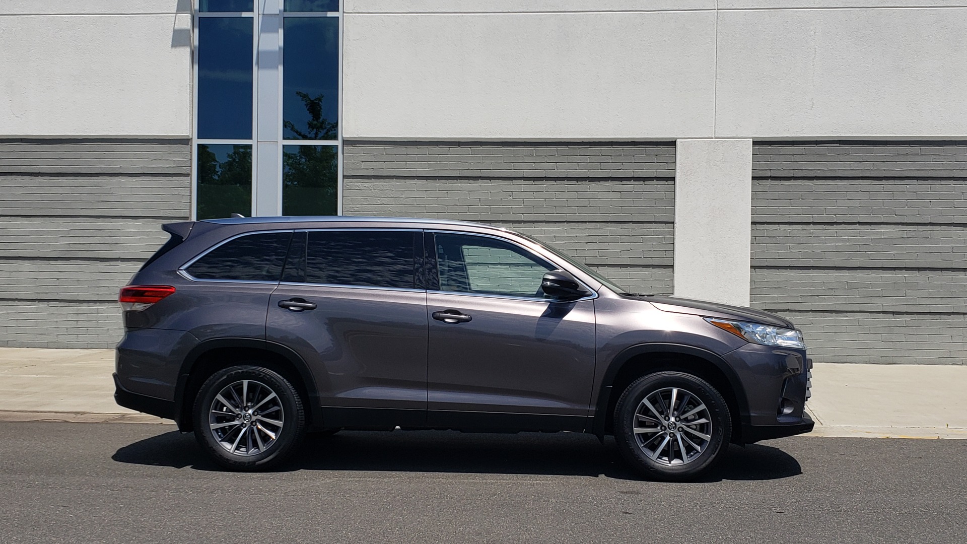 Used 2019 Toyota HIGHLANDER XLE / 3.5L V6 / AWD / LEATHER / 8-SPD AUTO / 1-OWNER for sale Sold at Formula Imports in Charlotte NC 28227 8