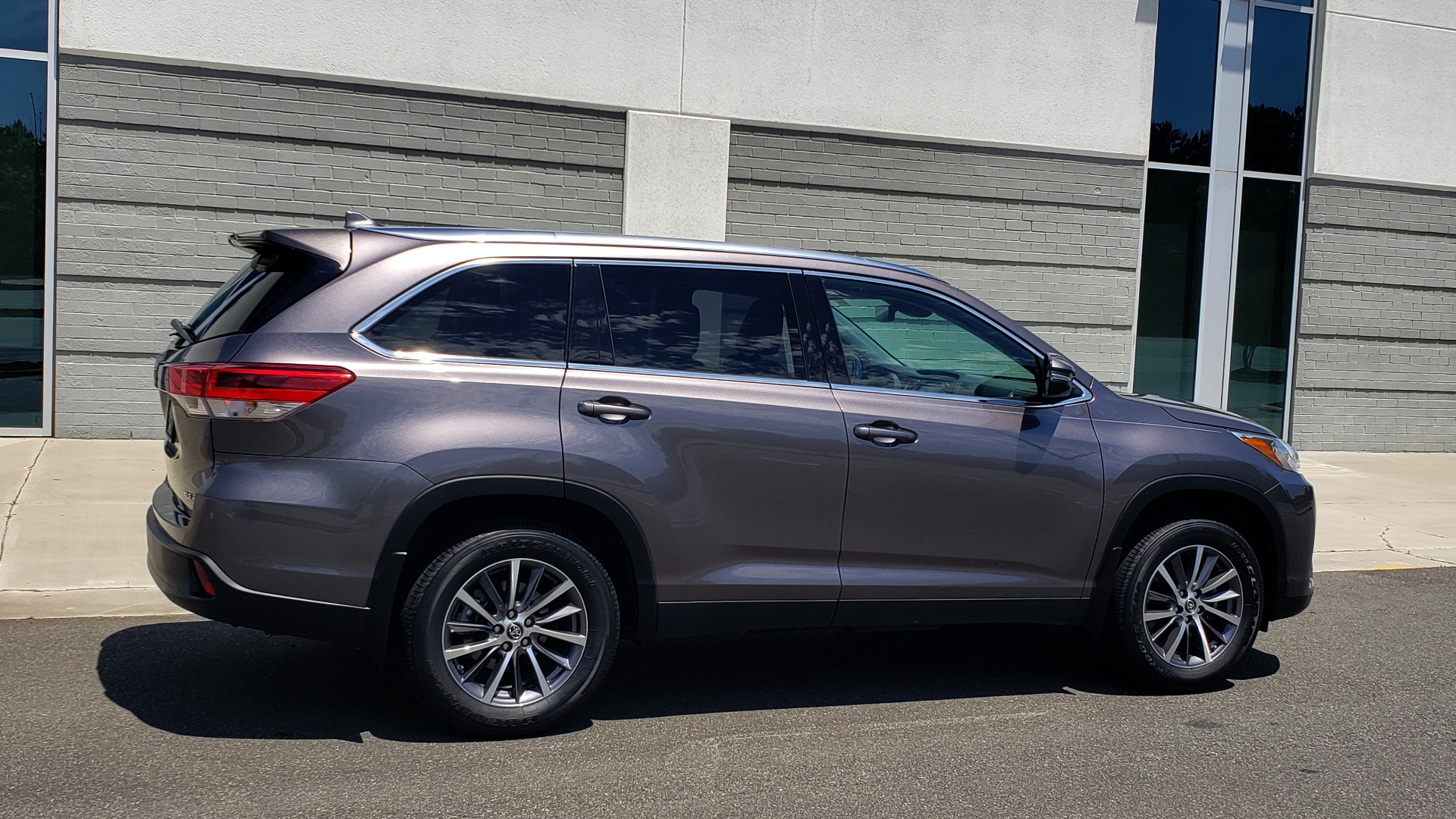 Used 2019 Toyota HIGHLANDER XLE / 3.5L V6 / AWD / LEATHER / 8-SPD AUTO / 1-OWNER for sale Sold at Formula Imports in Charlotte NC 28227 9