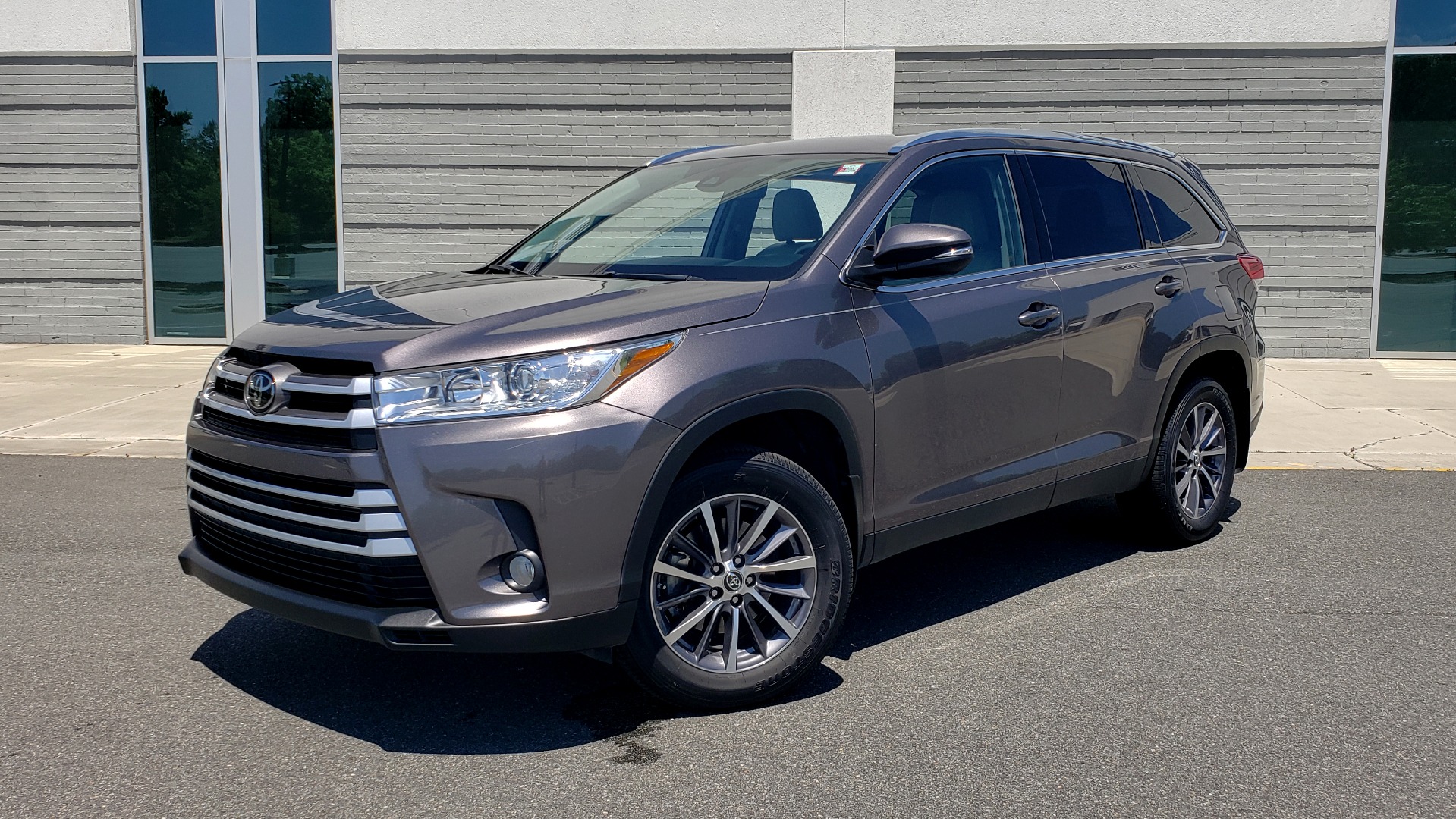Used 2019 Toyota HIGHLANDER XLE / 3.5L V6 / AWD / LEATHER / 8-SPD AUTO / 1-OWNER for sale Sold at Formula Imports in Charlotte NC 28227 1