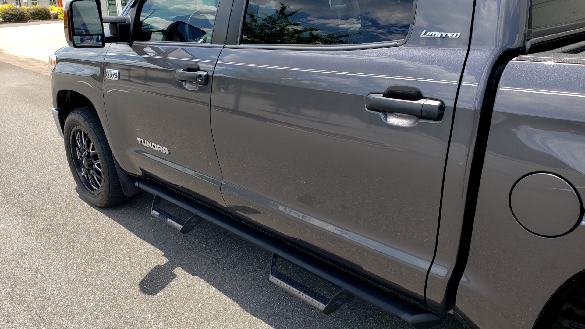 Used 2019 Toyota TUNDRA 4WD LIMITED / 5.7L V8 / 6-SPD AUTO / NAV / SUNROOF / REARVIEW for sale Sold at Formula Imports in Charlotte NC 28227 12