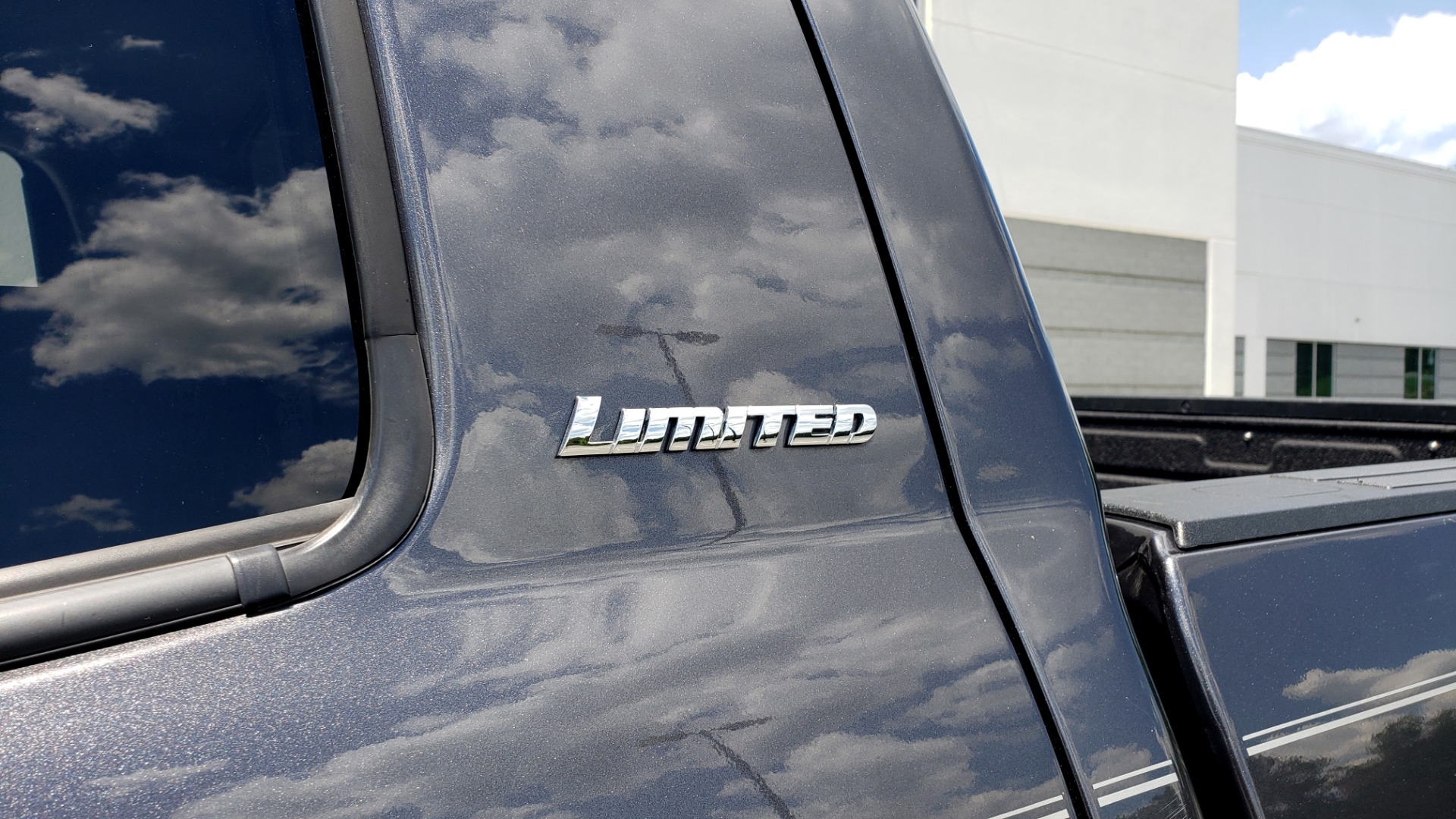 Used 2019 Toyota TUNDRA 4WD LIMITED / 5.7L V8 / 6-SPD AUTO / NAV / SUNROOF / REARVIEW for sale Sold at Formula Imports in Charlotte NC 28227 14