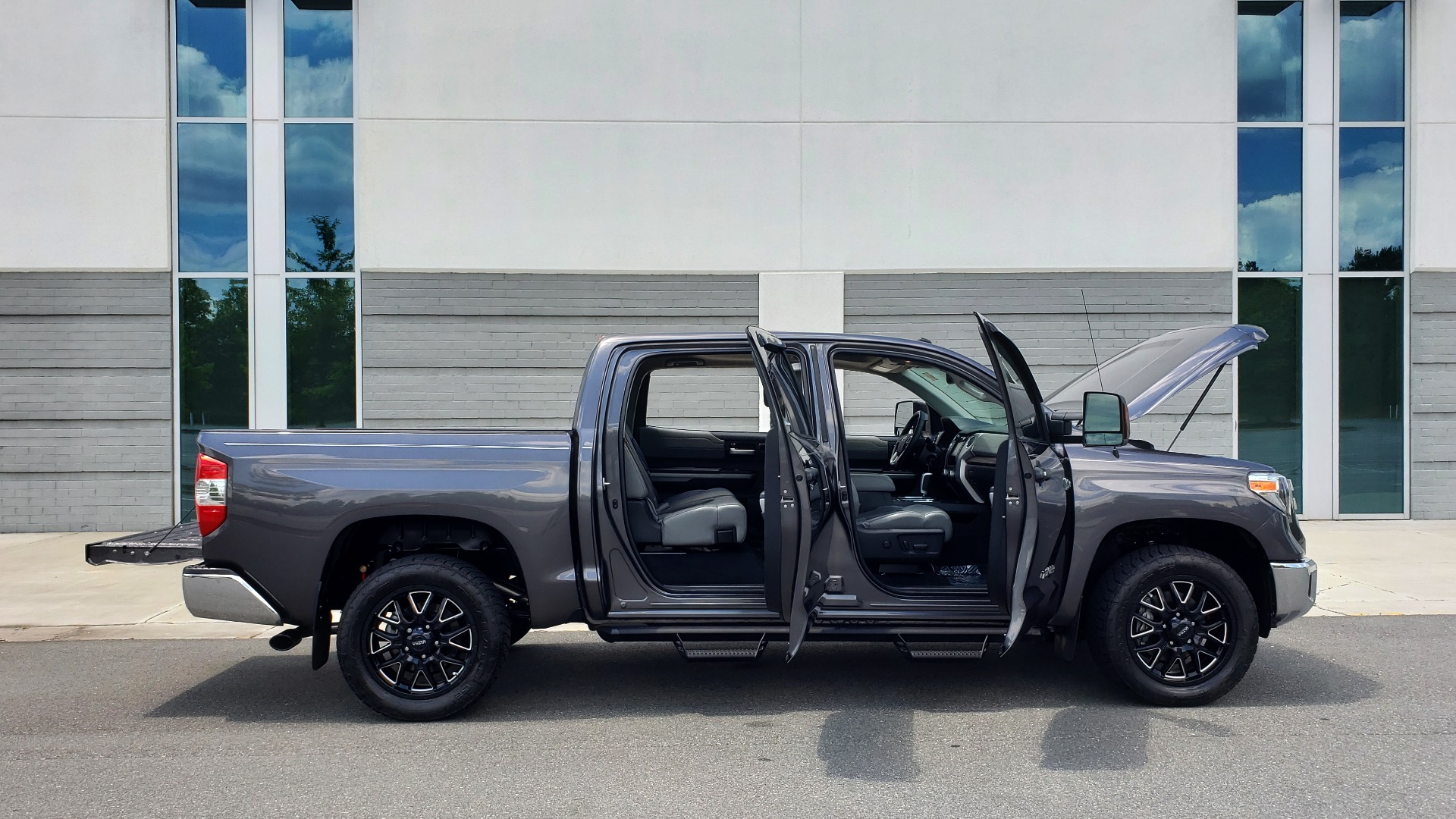 Used 2019 Toyota TUNDRA 4WD LIMITED / 5.7L V8 / 6-SPD AUTO / NAV / SUNROOF / REARVIEW for sale Sold at Formula Imports in Charlotte NC 28227 18