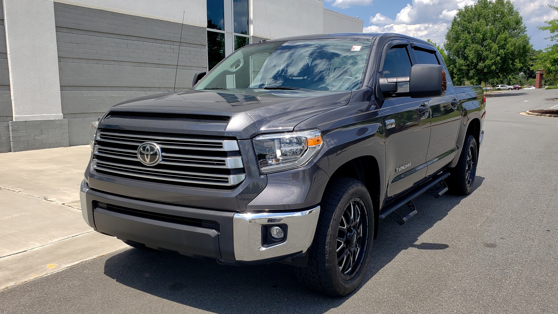 Used 2019 Toyota TUNDRA 4WD LIMITED / 5.7L V8 / 6-SPD AUTO / NAV / SUNROOF / REARVIEW for sale Sold at Formula Imports in Charlotte NC 28227 3