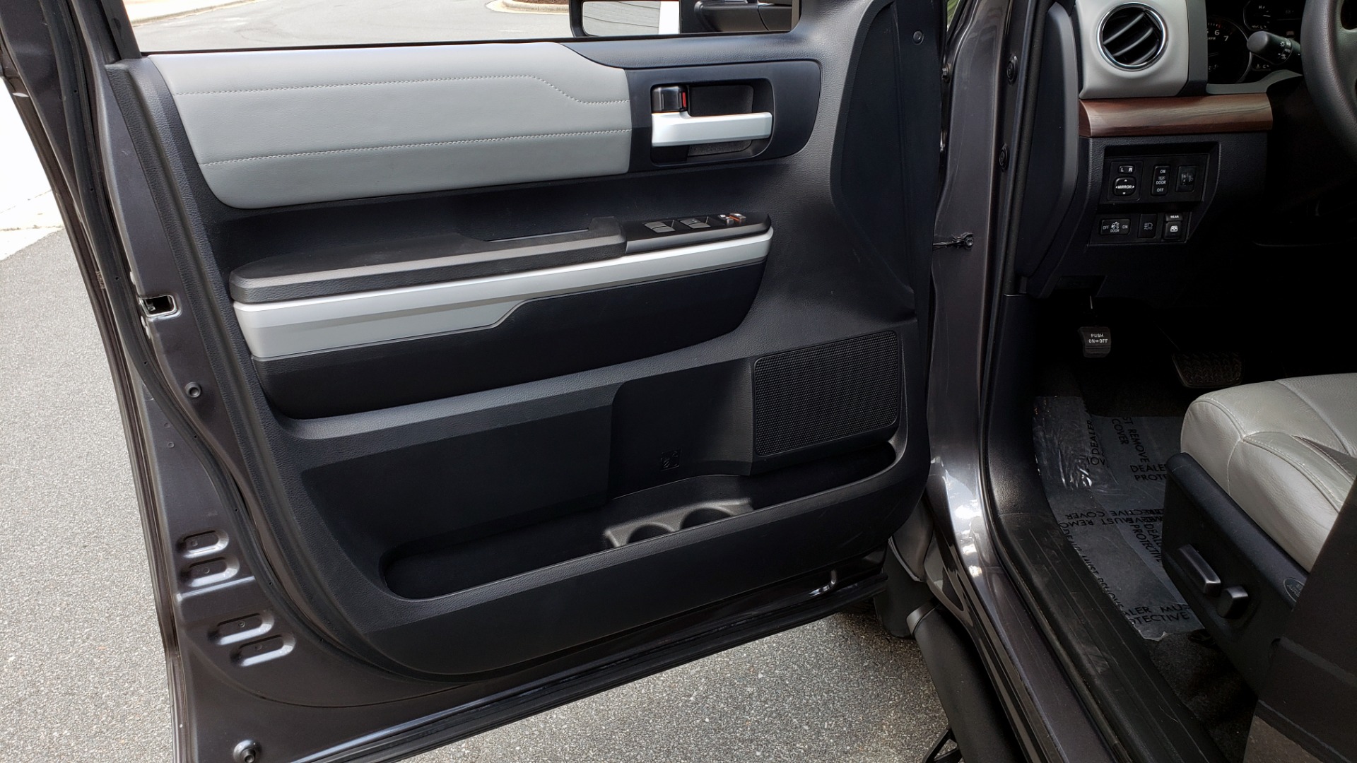 Used 2019 Toyota TUNDRA 4WD LIMITED / 5.7L V8 / 6-SPD AUTO / NAV / SUNROOF / REARVIEW for sale Sold at Formula Imports in Charlotte NC 28227 39