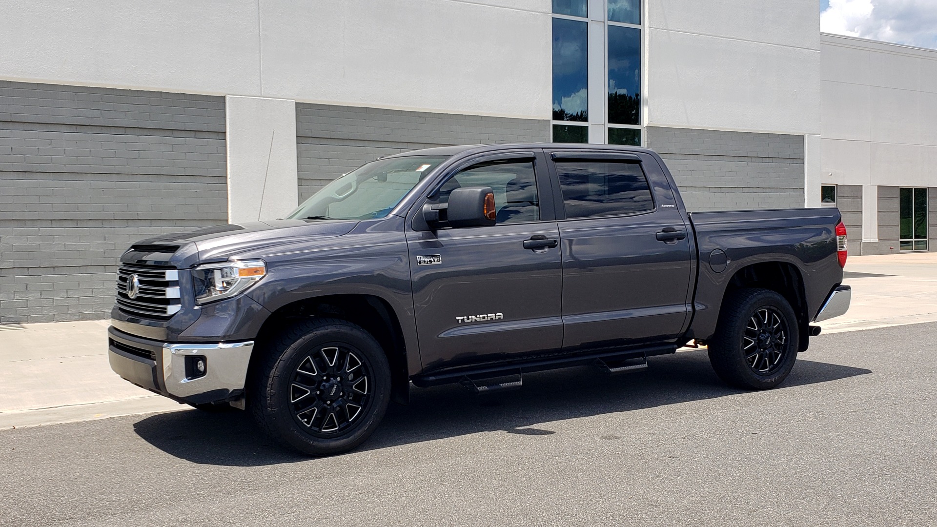 Used 2019 Toyota TUNDRA 4WD LIMITED / 5.7L V8 / 6-SPD AUTO / NAV / SUNROOF / REARVIEW for sale Sold at Formula Imports in Charlotte NC 28227 4