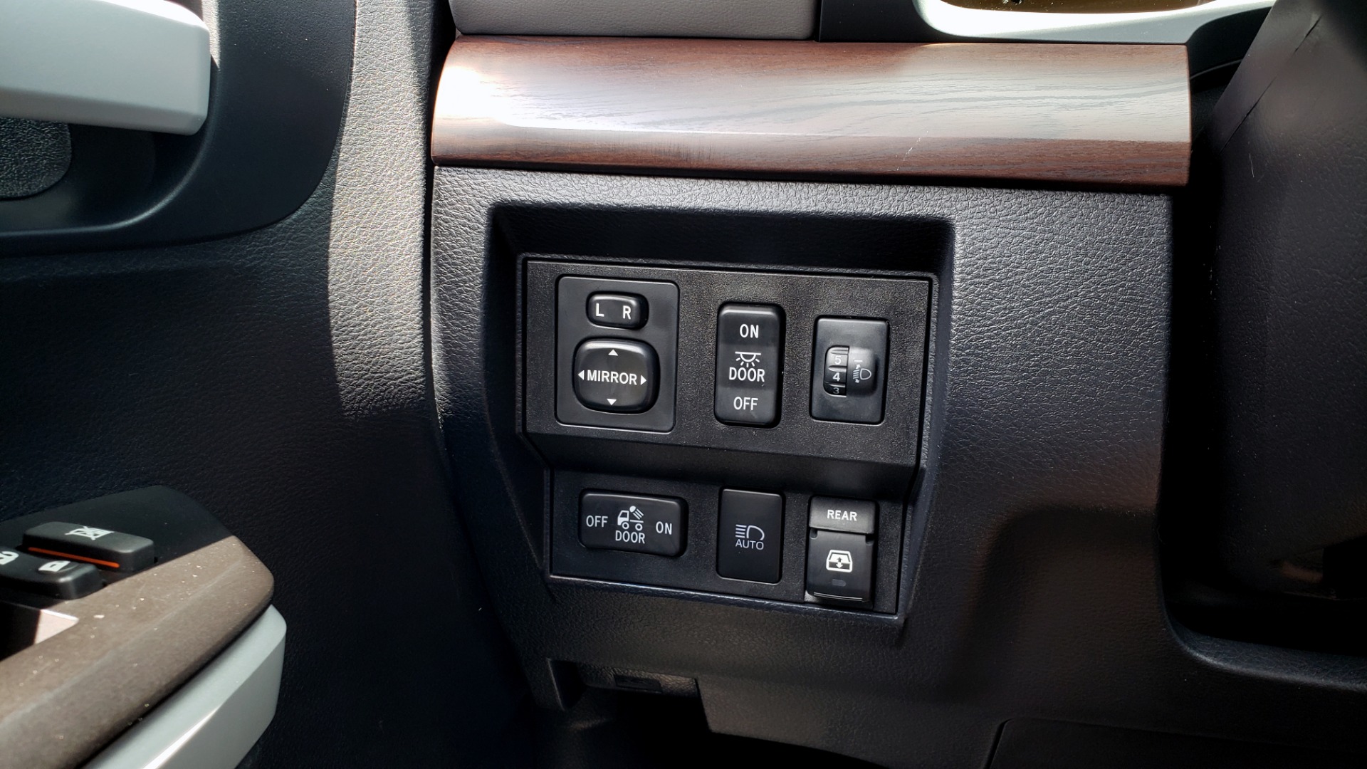 Used 2019 Toyota TUNDRA 4WD LIMITED / 5.7L V8 / 6-SPD AUTO / NAV / SUNROOF / REARVIEW for sale Sold at Formula Imports in Charlotte NC 28227 45