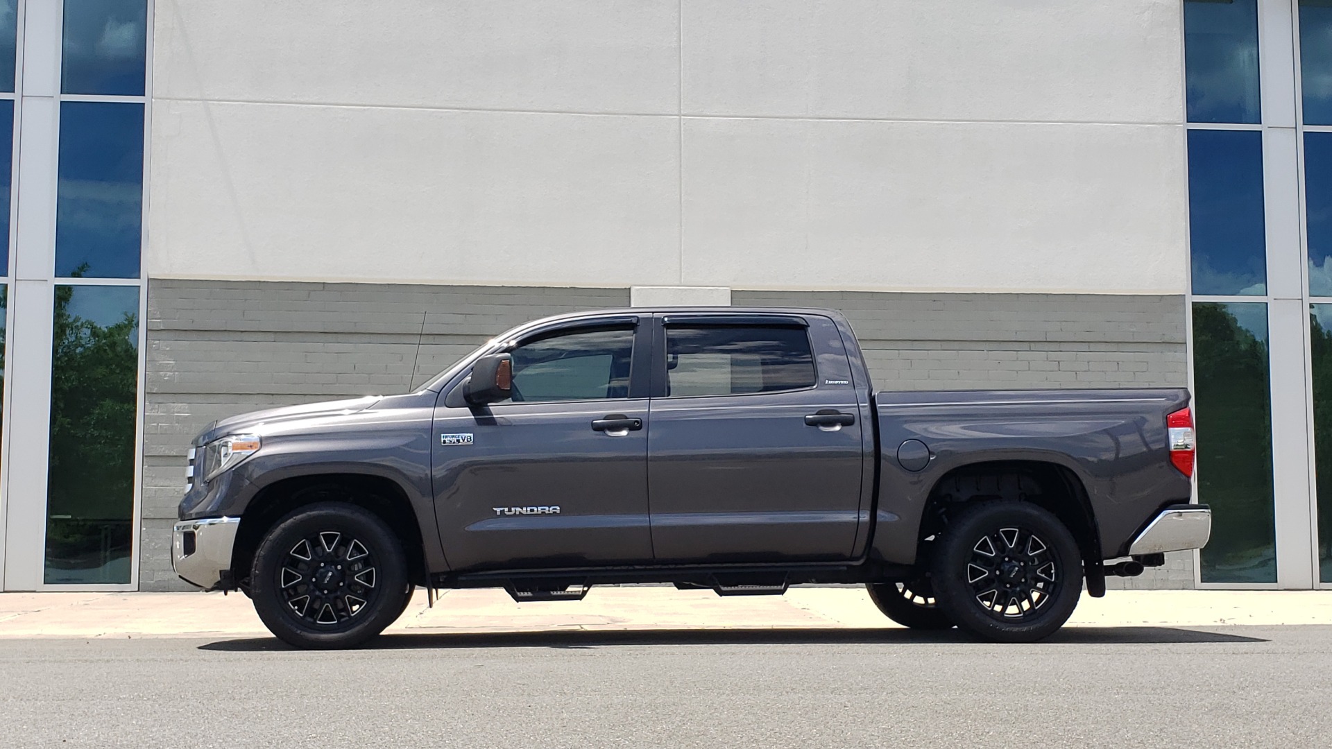 Used 2019 Toyota TUNDRA 4WD LIMITED / 5.7L V8 / 6-SPD AUTO / NAV / SUNROOF / REARVIEW for sale Sold at Formula Imports in Charlotte NC 28227 5