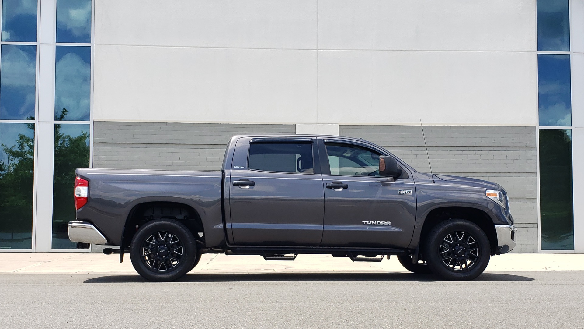 Used 2019 Toyota TUNDRA 4WD LIMITED / 5.7L V8 / 6-SPD AUTO / NAV / SUNROOF / REARVIEW for sale Sold at Formula Imports in Charlotte NC 28227 8