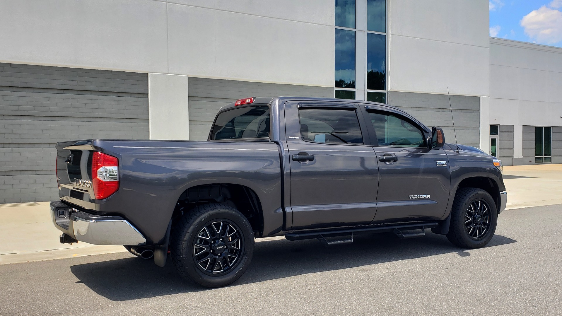 Used 2019 Toyota TUNDRA 4WD LIMITED / 5.7L V8 / 6-SPD AUTO / NAV / SUNROOF / REARVIEW for sale Sold at Formula Imports in Charlotte NC 28227 9