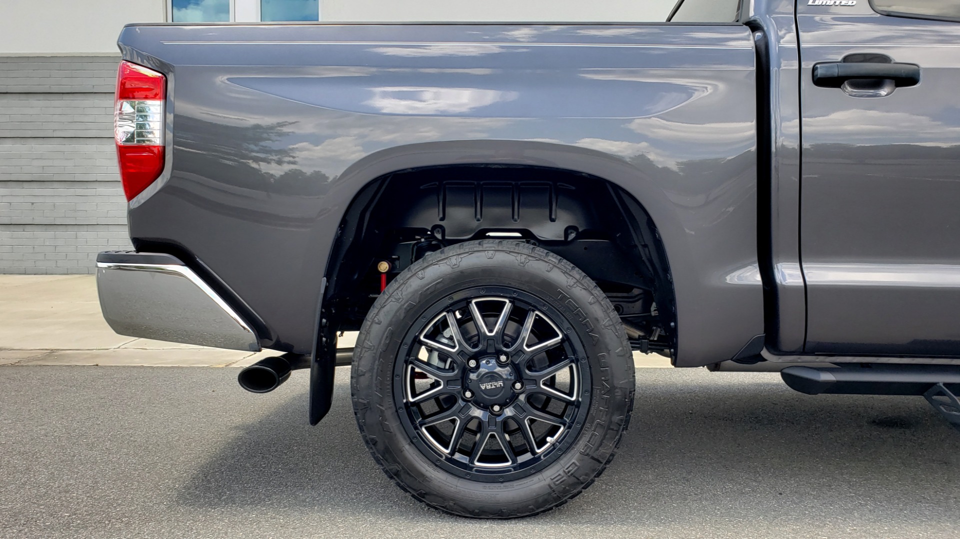 Used 2019 Toyota TUNDRA 4WD LIMITED / 5.7L V8 / 6-SPD AUTO / NAV / SUNROOF / REARVIEW for sale Sold at Formula Imports in Charlotte NC 28227 96