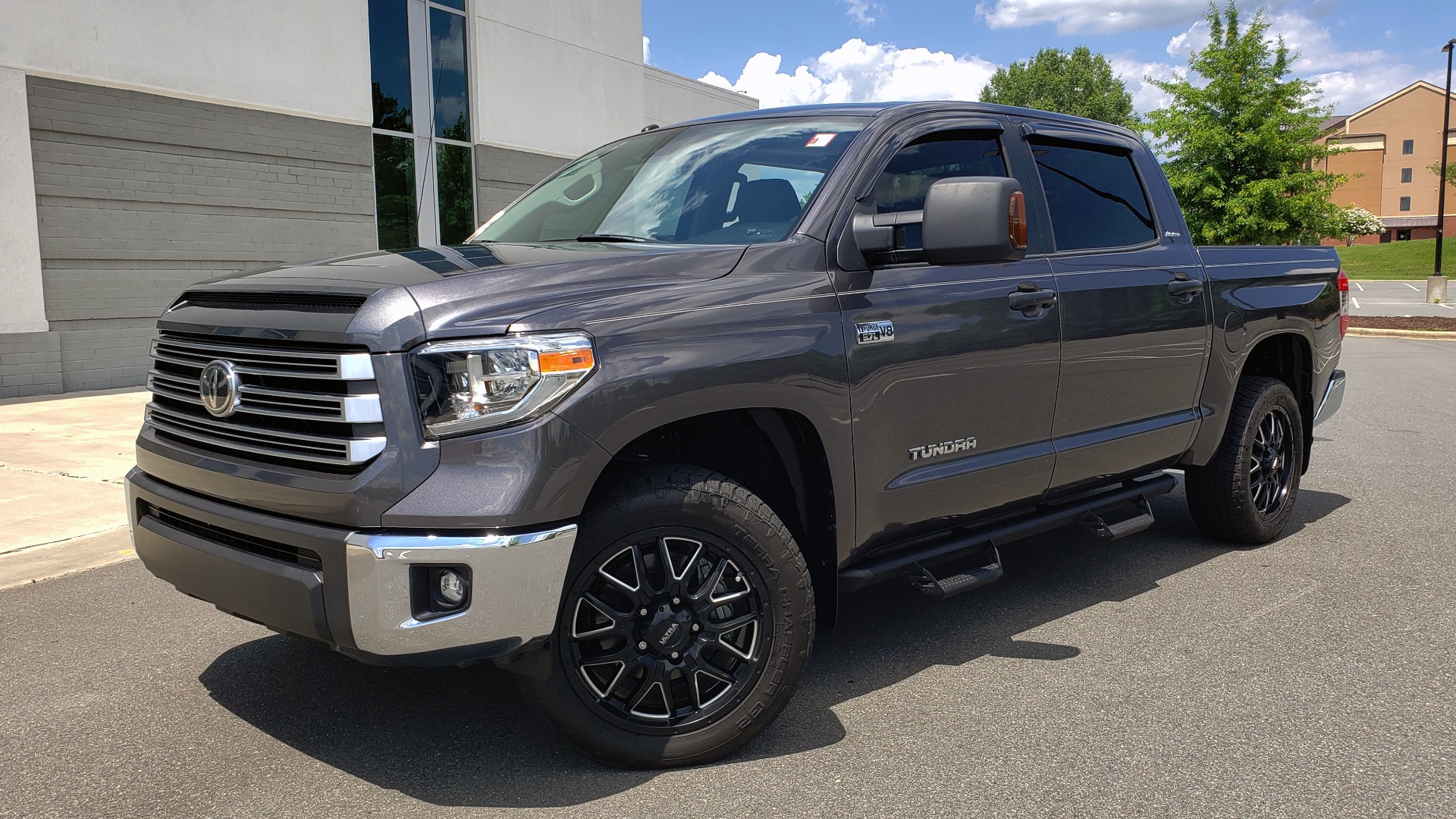Used 2019 Toyota TUNDRA 4WD LIMITED / 5.7L V8 / 6-SPD AUTO / NAV / SUNROOF / REARVIEW for sale Sold at Formula Imports in Charlotte NC 28227 1