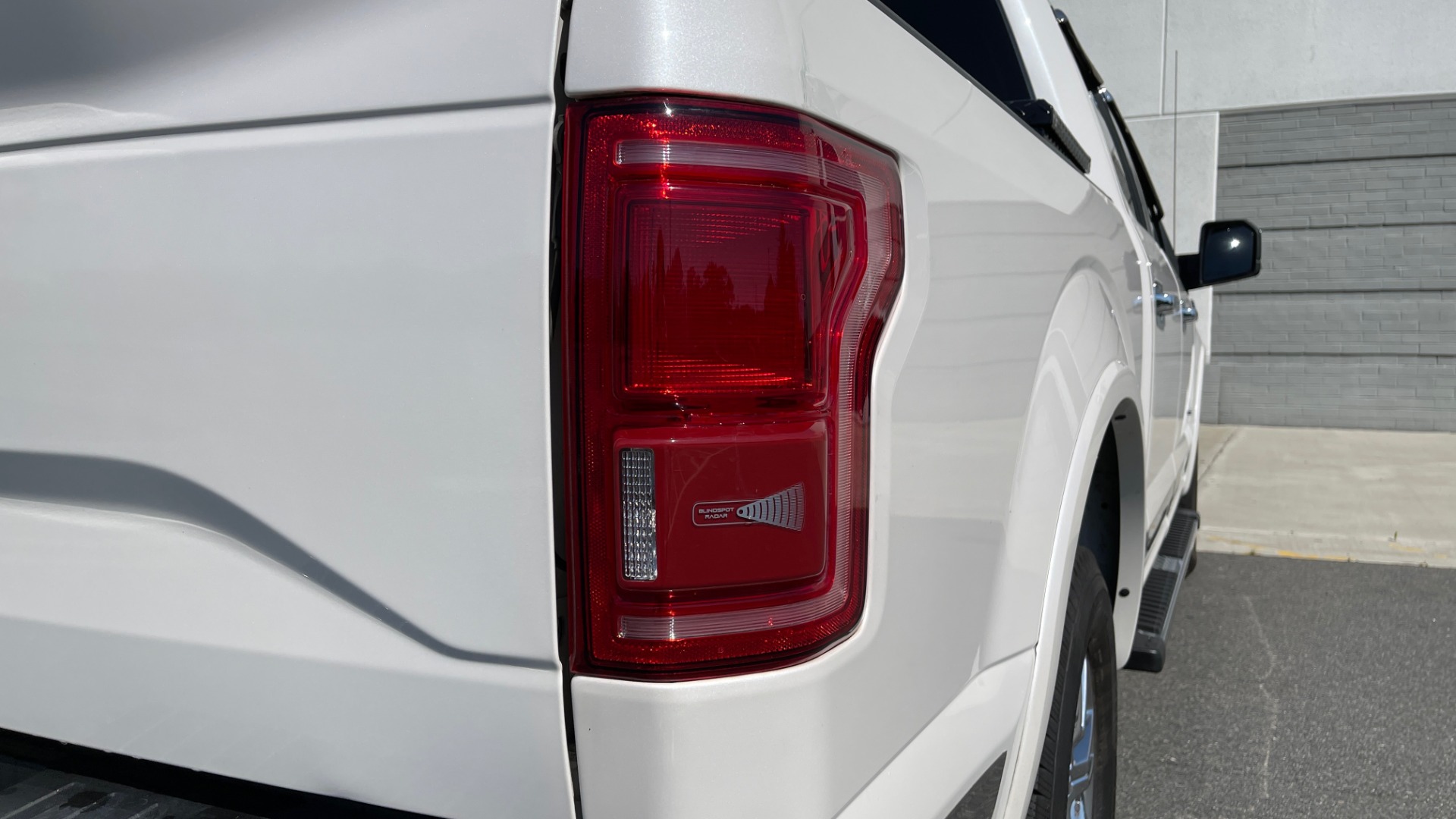 Used 2016 Ford F-150 LARIAT 4X4 / 3.5L V6 / 6-SPD AUTO / BLIS / SONY / NAV / REARVIEW for sale Sold at Formula Imports in Charlotte NC 28227 24