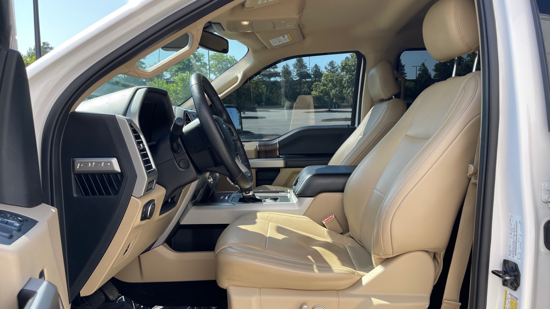 Used 2016 Ford F-150 LARIAT 4X4 / 3.5L V6 / 6-SPD AUTO / BLIS / SONY / NAV / REARVIEW for sale Sold at Formula Imports in Charlotte NC 28227 31
