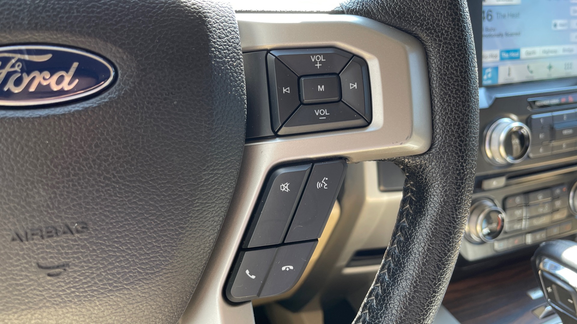 Used 2016 Ford F-150 LARIAT 4X4 / 3.5L V6 / 6-SPD AUTO / BLIS / SONY / NAV / REARVIEW for sale Sold at Formula Imports in Charlotte NC 28227 37