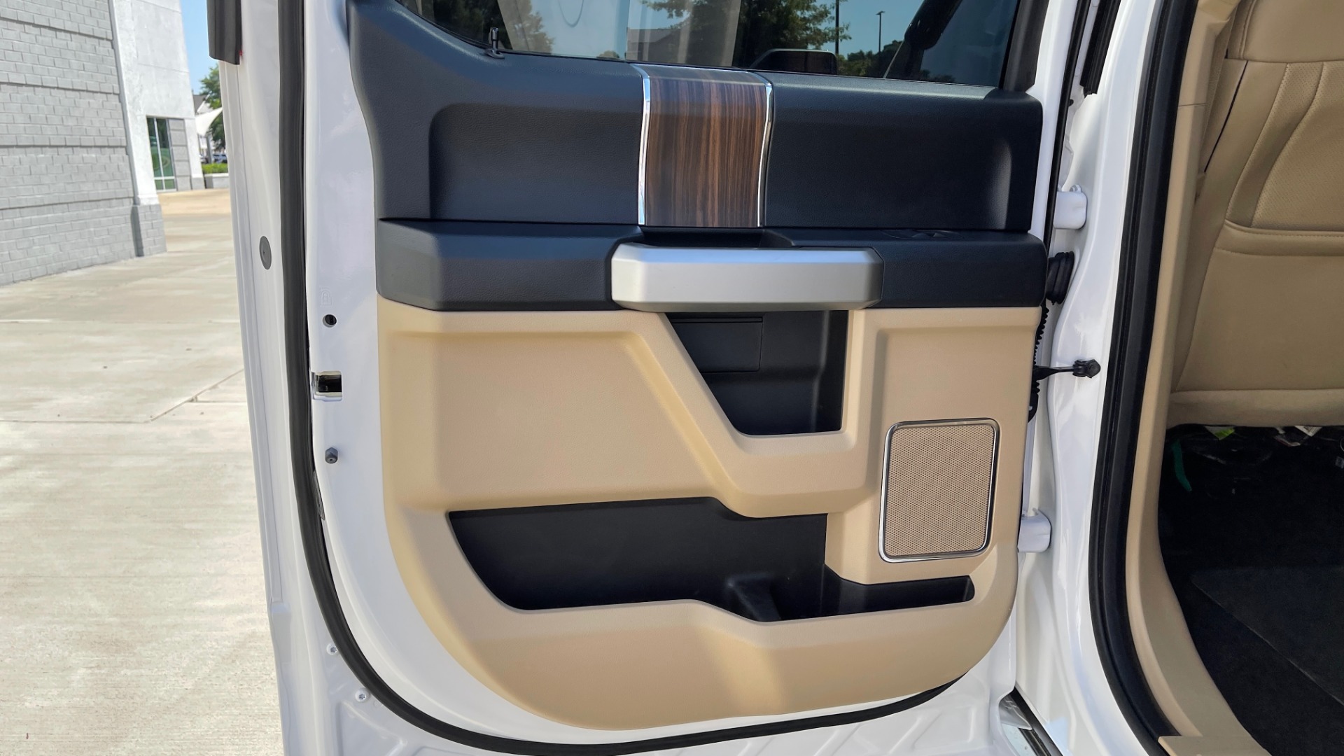 Used 2016 Ford F-150 LARIAT 4X4 / 3.5L V6 / 6-SPD AUTO / BLIS / SONY / NAV / REARVIEW for sale Sold at Formula Imports in Charlotte NC 28227 57