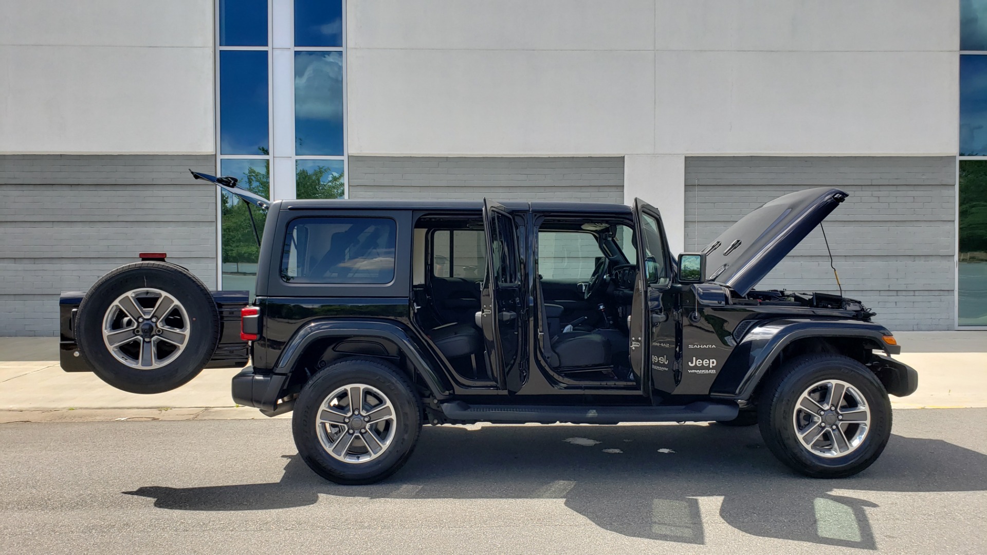 Used 2018 Jeep WRANGLER UNLIMITED SAHARA / 3.6L V6 / 6-SPD MAN / ALPINE / NAV / HTD STS / REARVIEW for sale Sold at Formula Imports in Charlotte NC 28227 13