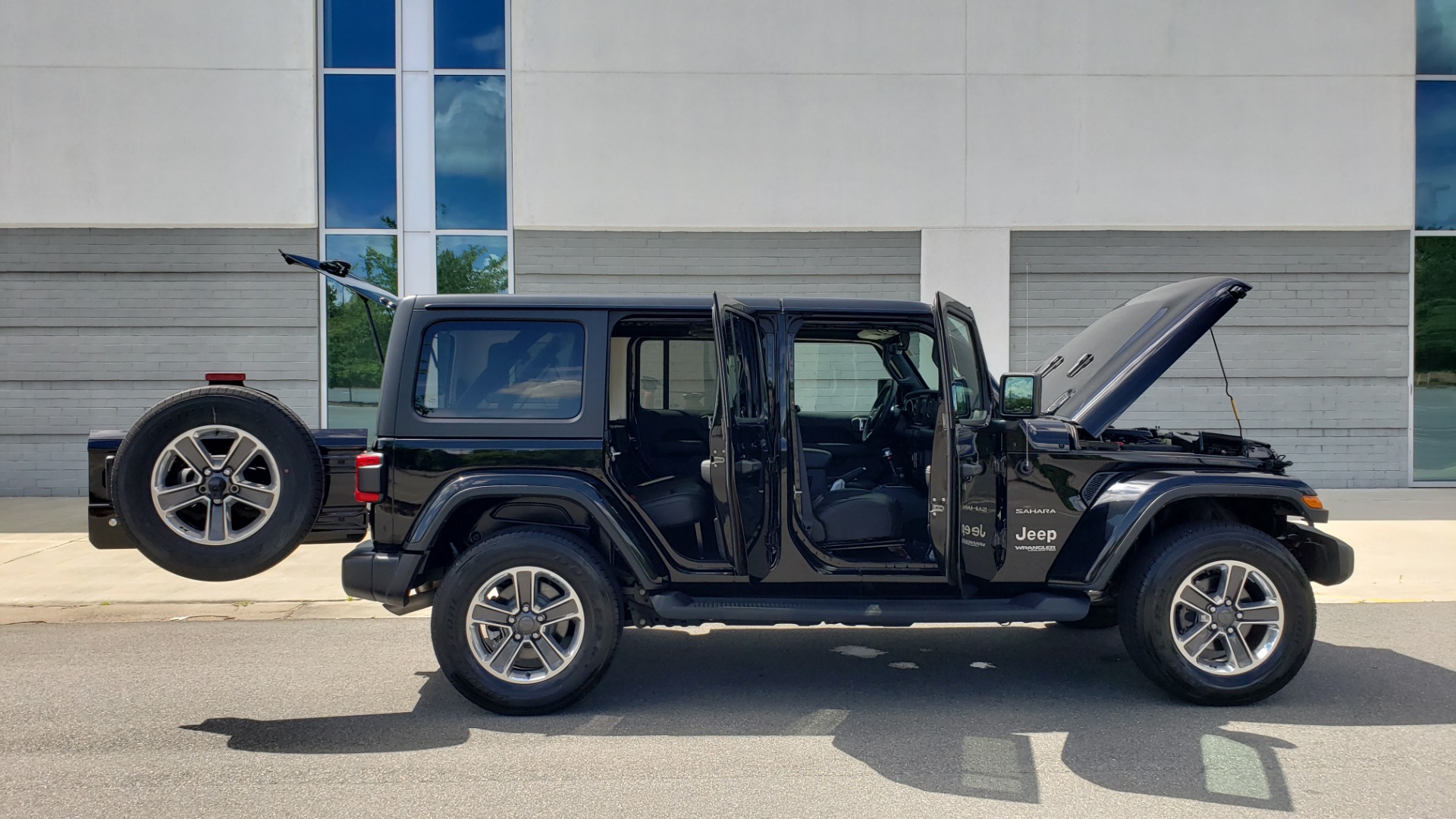 Used 2018 Jeep WRANGLER UNLIMITED SAHARA / 3.6L V6 / 6-SPD MAN / ALPINE / NAV / HTD STS / REARVIEW for sale Sold at Formula Imports in Charlotte NC 28227 13
