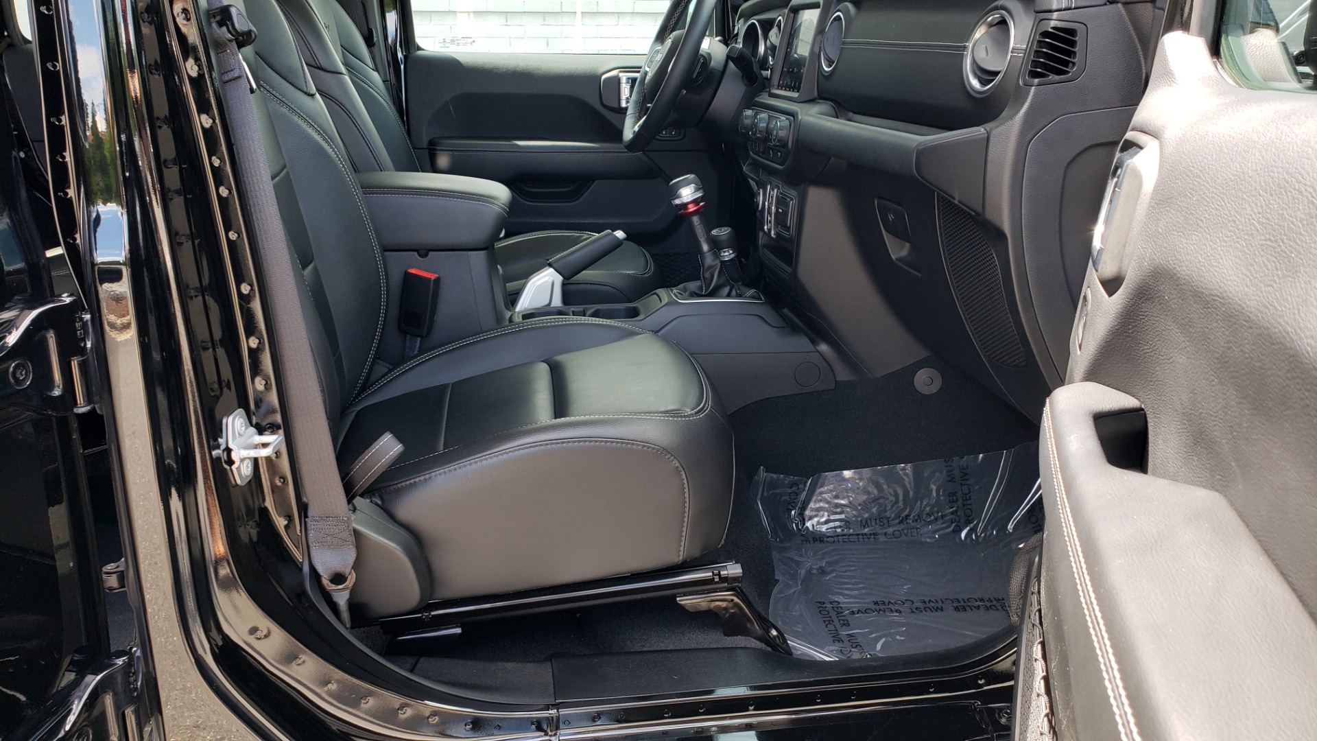 Used 2018 Jeep WRANGLER UNLIMITED SAHARA / 3.6L V6 / 6-SPD MAN / ALPINE / NAV / HTD STS / REARVIEW for sale Sold at Formula Imports in Charlotte NC 28227 14