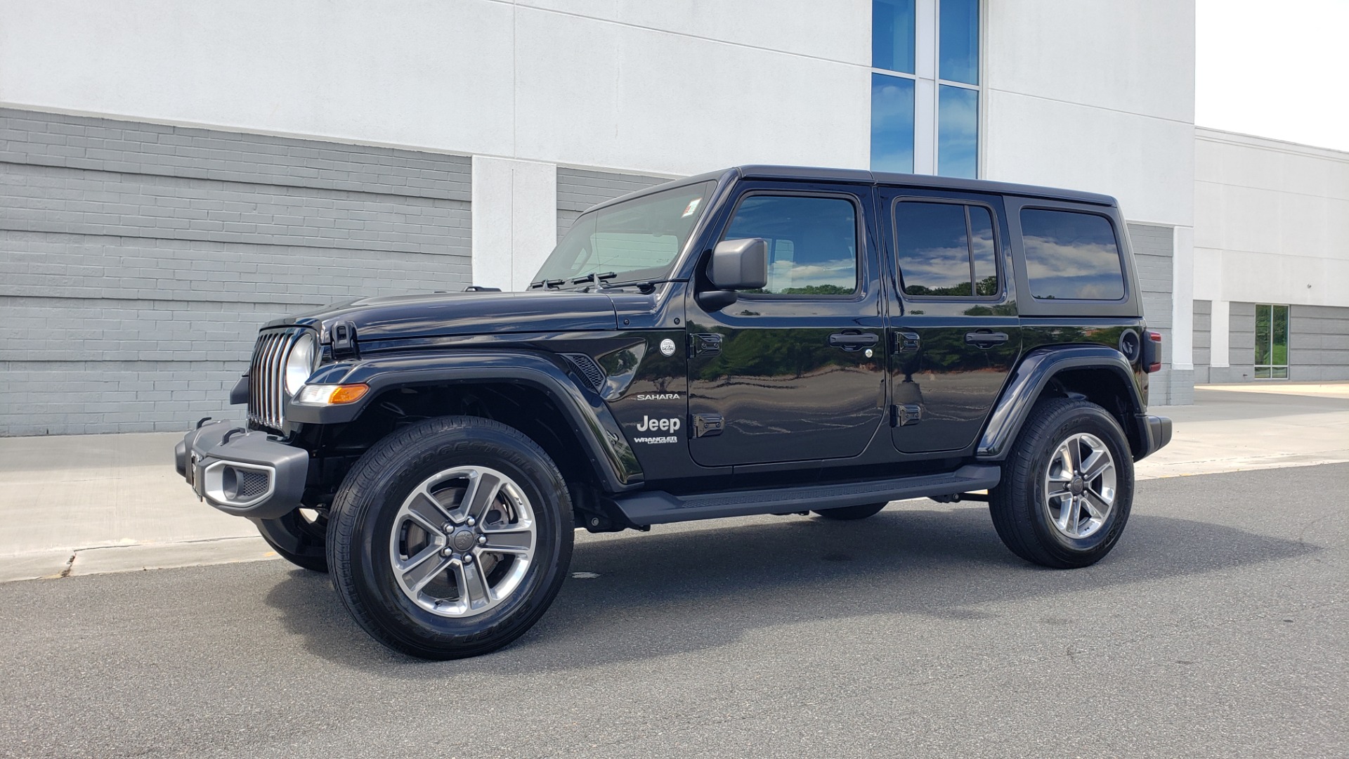 Used 2018 Jeep WRANGLER UNLIMITED SAHARA / 3.6L V6 / 6-SPD MAN / ALPINE / NAV / HTD STS / REARVIEW for sale Sold at Formula Imports in Charlotte NC 28227 4