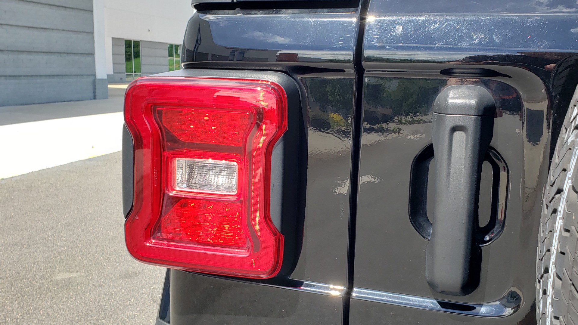 Used 2018 Jeep WRANGLER UNLIMITED SAHARA / 3.6L V6 / 6-SPD MAN / ALPINE / NAV / HTD STS / REARVIEW for sale Sold at Formula Imports in Charlotte NC 28227 43