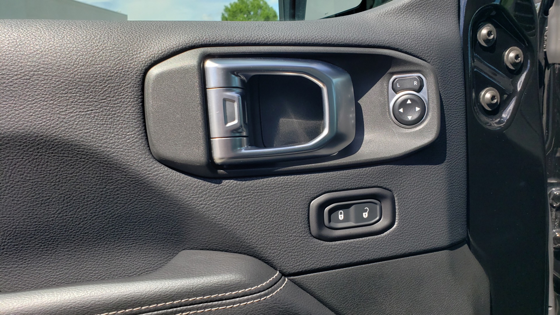 Used 2018 Jeep WRANGLER UNLIMITED SAHARA / 3.6L V6 / 6-SPD MAN / ALPINE / NAV / HTD STS / REARVIEW for sale Sold at Formula Imports in Charlotte NC 28227 49