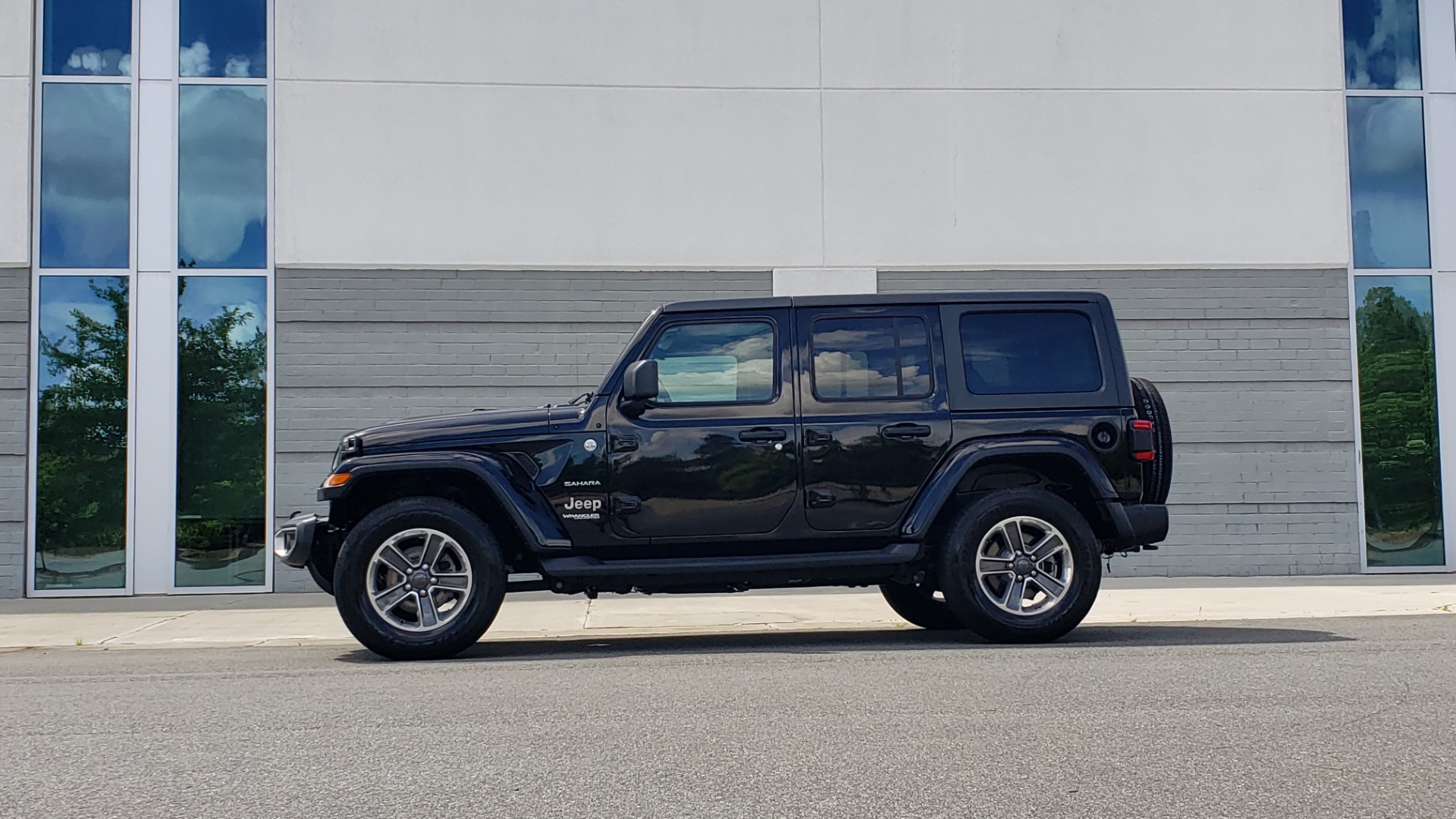 Used 2018 Jeep WRANGLER UNLIMITED SAHARA / 3.6L V6 / 6-SPD MAN / ALPINE / NAV / HTD STS / REARVIEW for sale Sold at Formula Imports in Charlotte NC 28227 5
