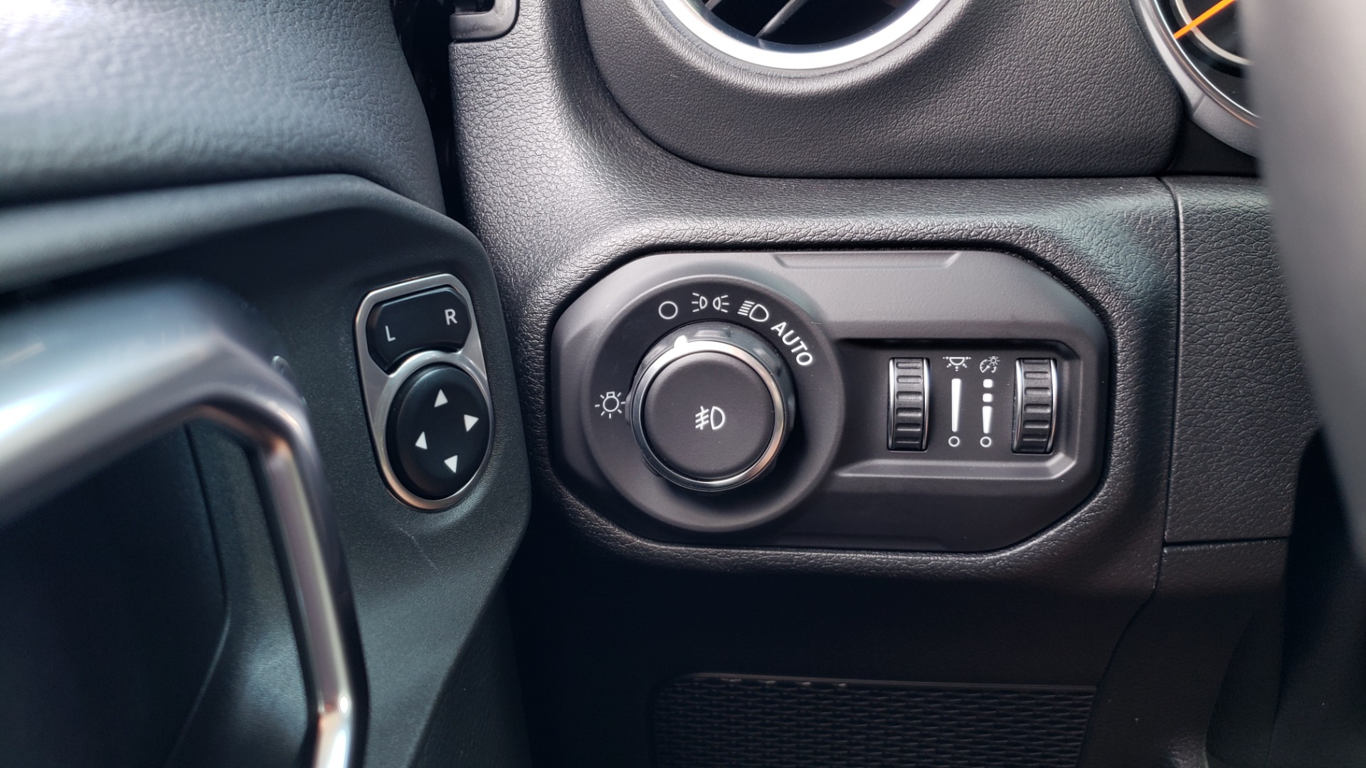 Used 2018 Jeep WRANGLER UNLIMITED SAHARA / 3.6L V6 / 6-SPD MAN / ALPINE / NAV / HTD STS / REARVIEW for sale Sold at Formula Imports in Charlotte NC 28227 55