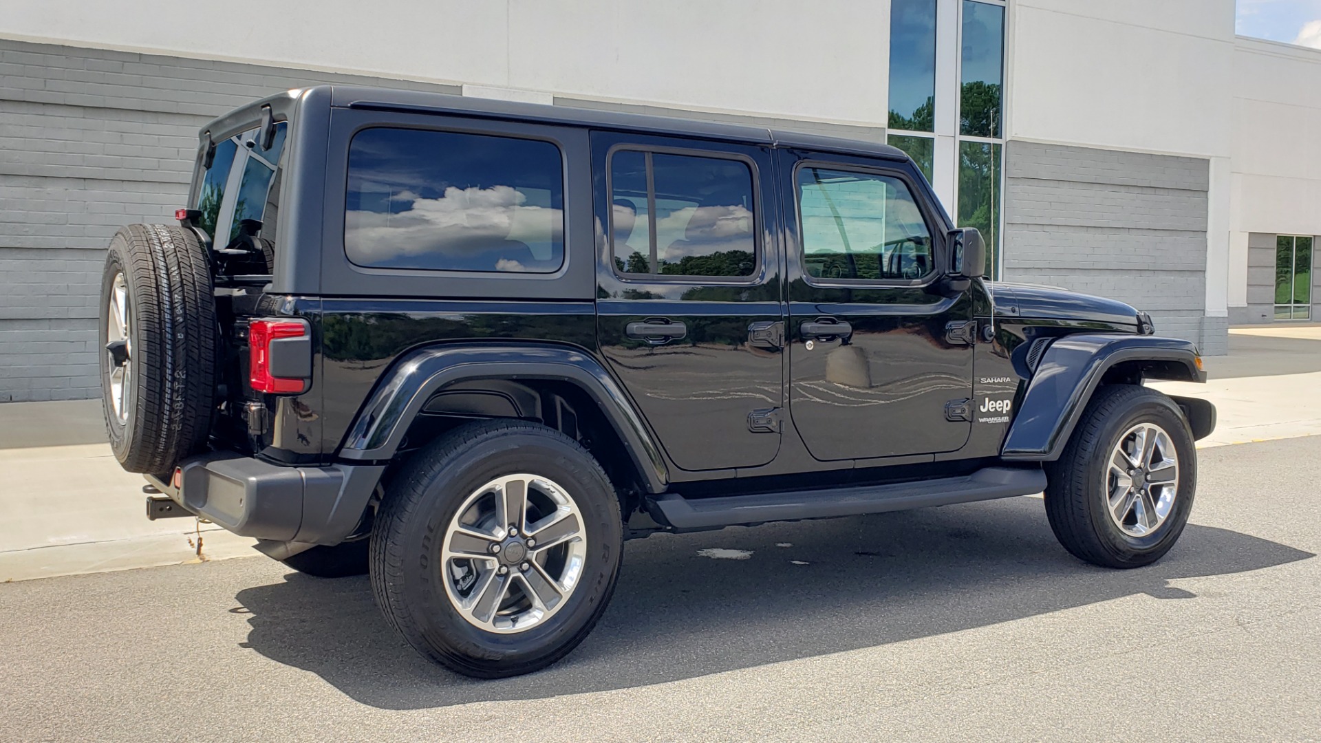 Used 2018 Jeep WRANGLER UNLIMITED SAHARA / 3.6L V6 / 6-SPD MAN / ALPINE / NAV / HTD STS / REARVIEW for sale Sold at Formula Imports in Charlotte NC 28227 8
