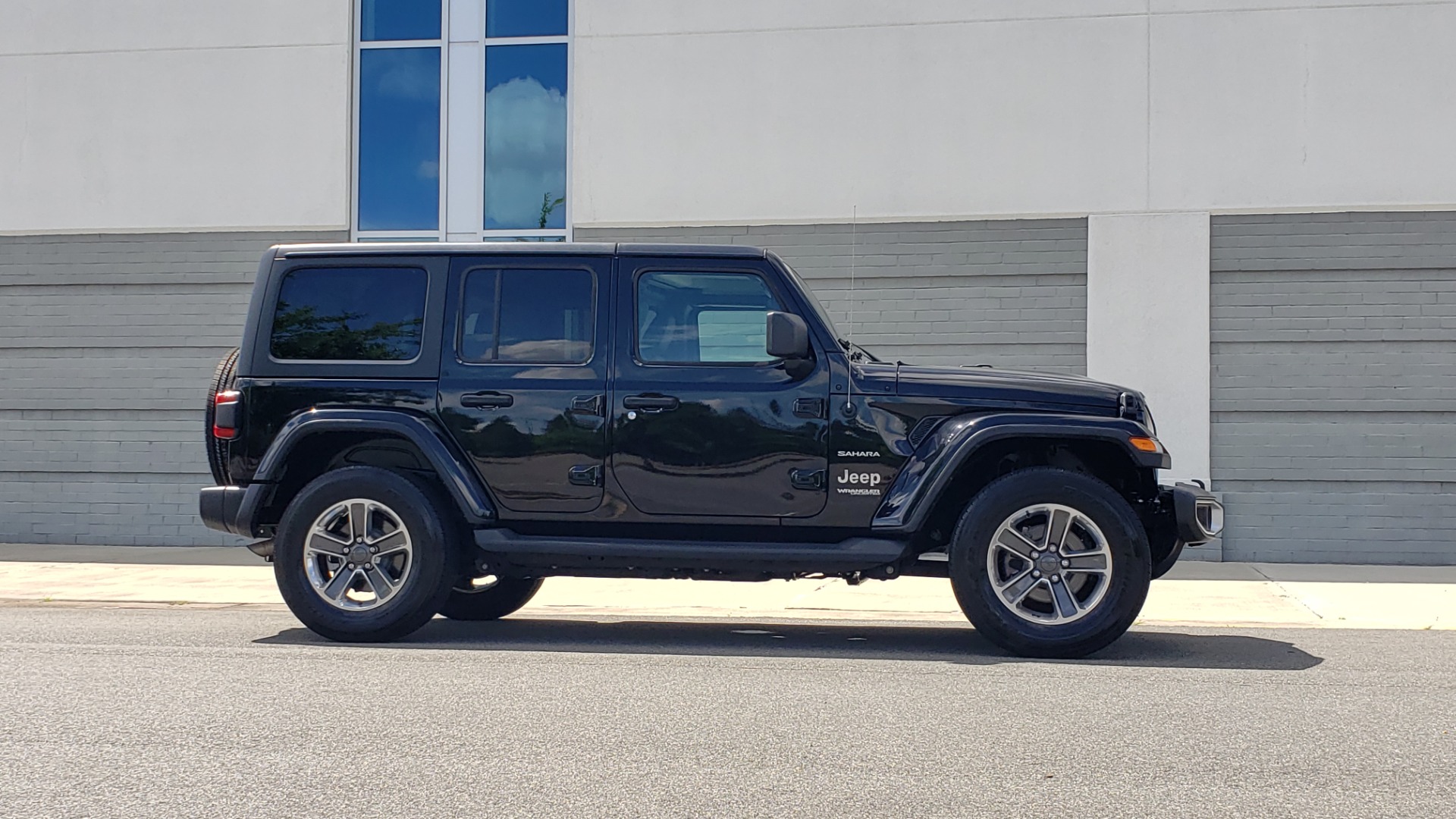 Used 2018 Jeep WRANGLER UNLIMITED SAHARA / 3.6L V6 / 6-SPD MAN / ALPINE / NAV / HTD STS / REARVIEW for sale Sold at Formula Imports in Charlotte NC 28227 9