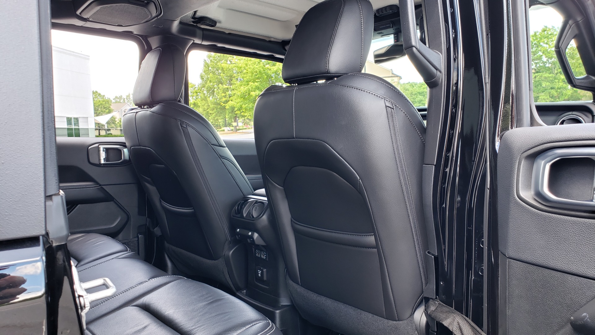 Used 2018 Jeep WRANGLER UNLIMITED SAHARA / 3.6L V6 / 6-SPD MAN / ALPINE / NAV / HTD STS / REARVIEW for sale Sold at Formula Imports in Charlotte NC 28227 92