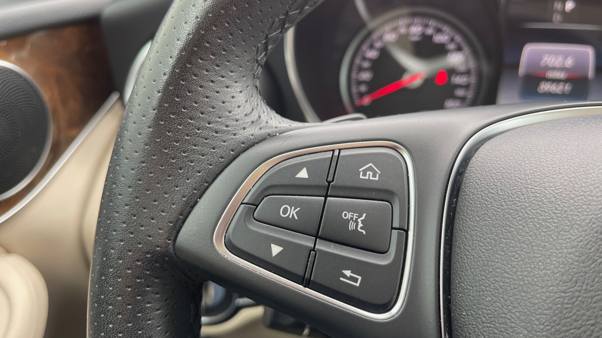 Used 2018 Mercedes-Benz GLC 300 PREMIUM / PANO-ROOF / HTD STS / PARK ASST / REARVIEW for sale Sold at Formula Imports in Charlotte NC 28227 31