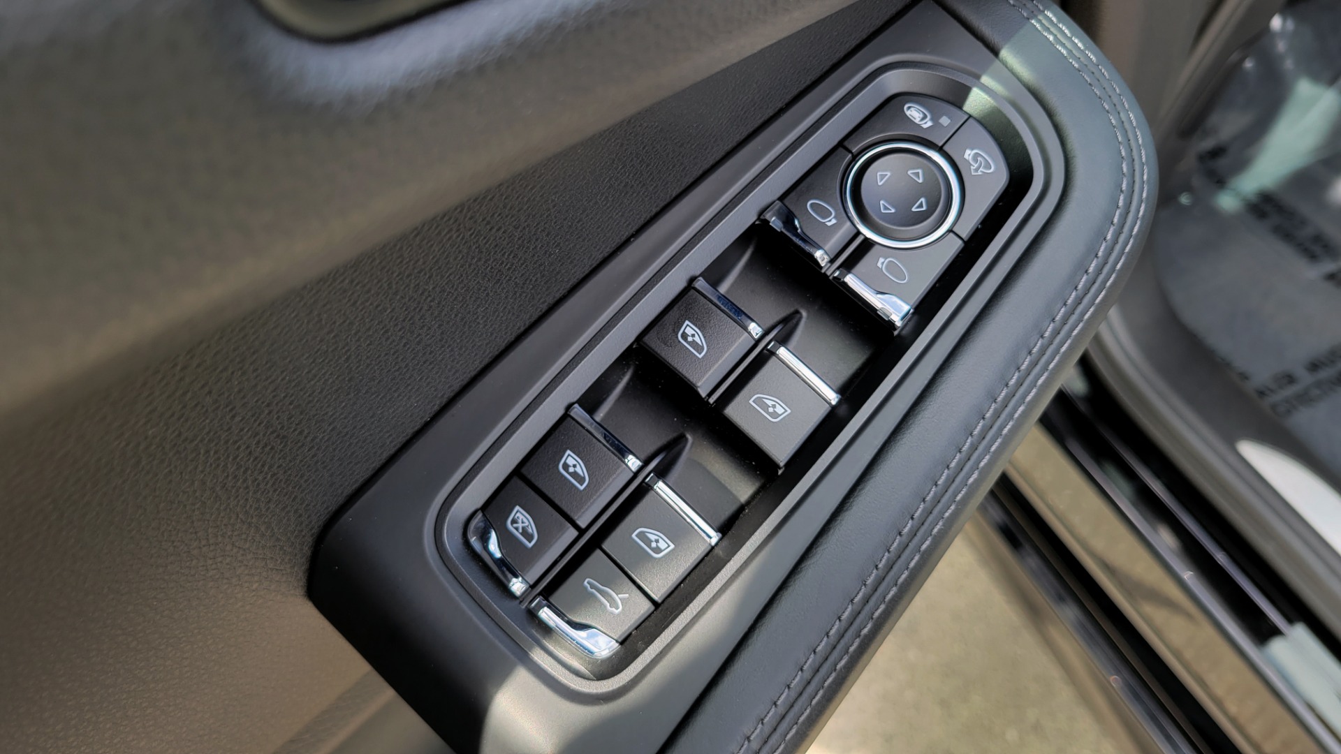 Used 2016 Porsche MACAN TURBO 3.6L / PREMIUM PKG / NAV / BOSE / REARVIEW for sale Sold at Formula Imports in Charlotte NC 28227 39