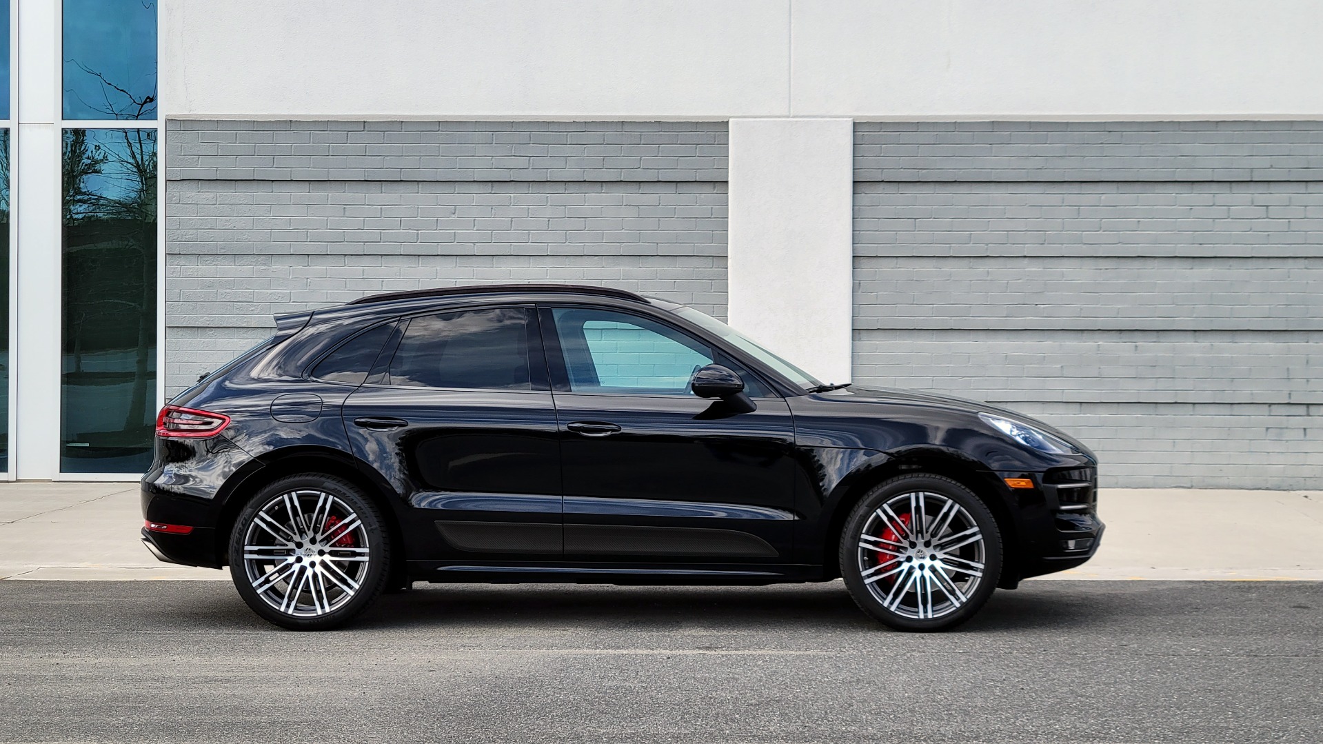 Used 2016 Porsche MACAN TURBO 3.6L PREMIUM / NAV / BOSE / SUNROOF / REARVIEW for sale Sold at Formula Imports in Charlotte NC 28227 7