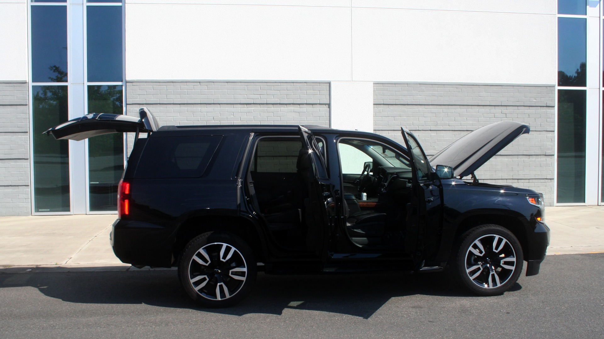 Used 2018 Chevrolet TAHOE PREMIER RST / 4X4 / NAV / BOSE / SUNROOF / 3-ROW / REARVIEW for sale $65,995 at Formula Imports in Charlotte NC 28227 11