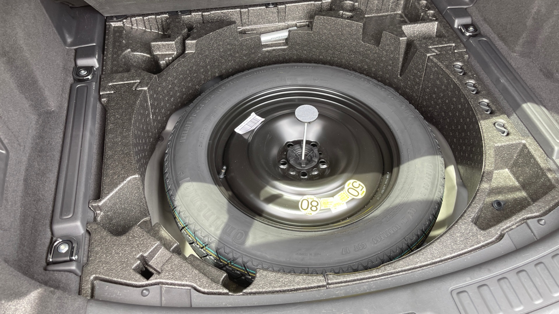 Used 2018 Land Rover DISCOVERY SPORT HSE 4WD / NAV / PANO-ROOF / MERIDIAN SND / HTD STS / LANE ASST / REARVIEW for sale Sold at Formula Imports in Charlotte NC 28227 17