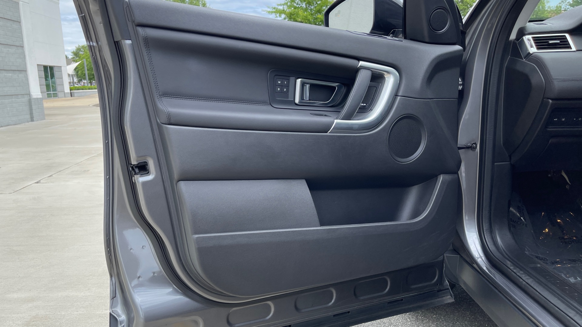 Used 2018 Land Rover DISCOVERY SPORT HSE 4WD / NAV / PANO-ROOF / MERIDIAN SND / HTD STS / LANE ASST / REARVIEW for sale Sold at Formula Imports in Charlotte NC 28227 28