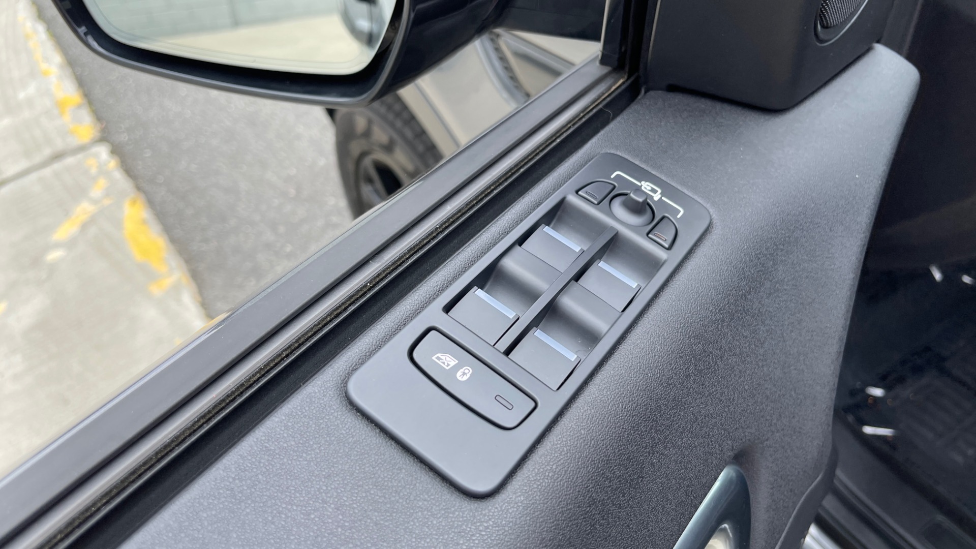 Used 2018 Land Rover DISCOVERY SPORT HSE 4WD / NAV / PANO-ROOF / MERIDIAN SND / HTD STS / LANE ASST / REARVIEW for sale Sold at Formula Imports in Charlotte NC 28227 30