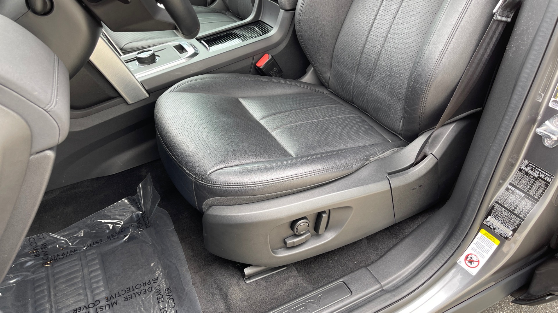 Used 2018 Land Rover DISCOVERY SPORT HSE 4WD / NAV / PANO-ROOF / MERIDIAN SND / HTD STS / LANE ASST / REARVIEW for sale Sold at Formula Imports in Charlotte NC 28227 32