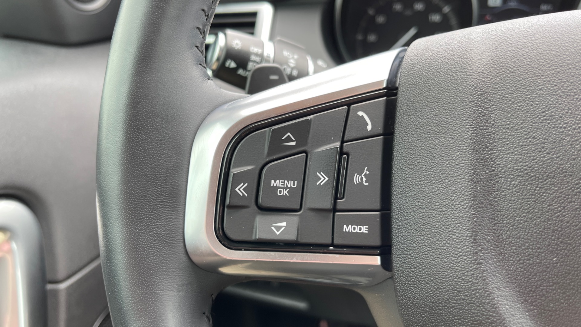Used 2018 Land Rover DISCOVERY SPORT HSE 4WD / NAV / PANO-ROOF / MERIDIAN SND / HTD STS / LANE ASST / REARVIEW for sale Sold at Formula Imports in Charlotte NC 28227 39