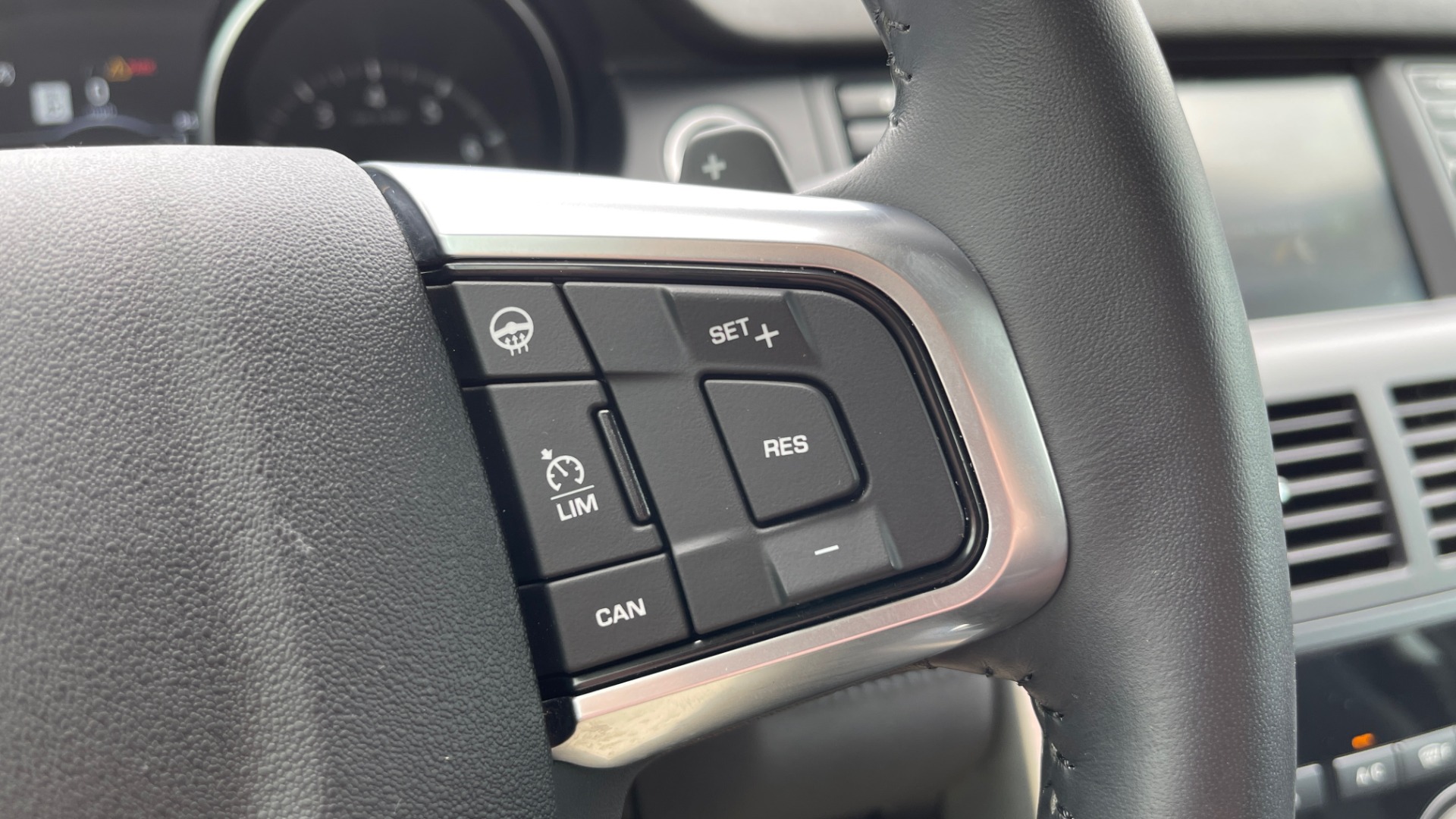 Used 2018 Land Rover DISCOVERY SPORT HSE 4WD / NAV / PANO-ROOF / MERIDIAN SND / HTD STS / LANE ASST / REARVIEW for sale Sold at Formula Imports in Charlotte NC 28227 40