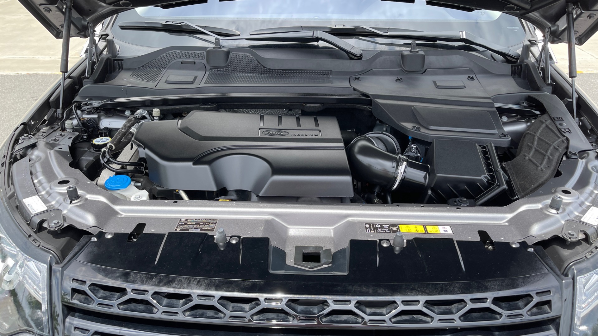 Used 2018 Land Rover DISCOVERY SPORT HSE 4WD / NAV / PANO-ROOF / MERIDIAN SND / HTD STS / LANE ASST / REARVIEW for sale Sold at Formula Imports in Charlotte NC 28227 8