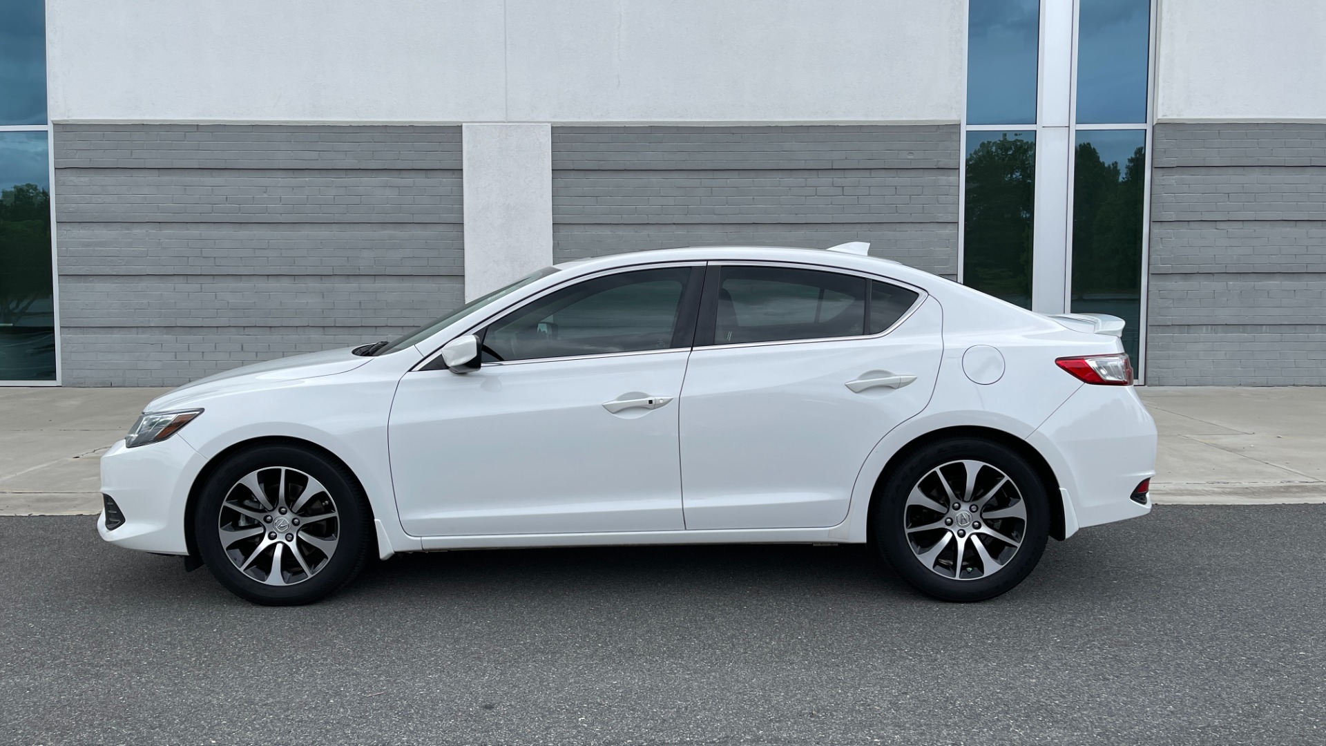 Used 2016 Acura ILX 4DR SEDAN / 2.4L I4 / FWD / STREAMING AUDIO / SUNROOF / REARVIEW for sale Sold at Formula Imports in Charlotte NC 28227 4