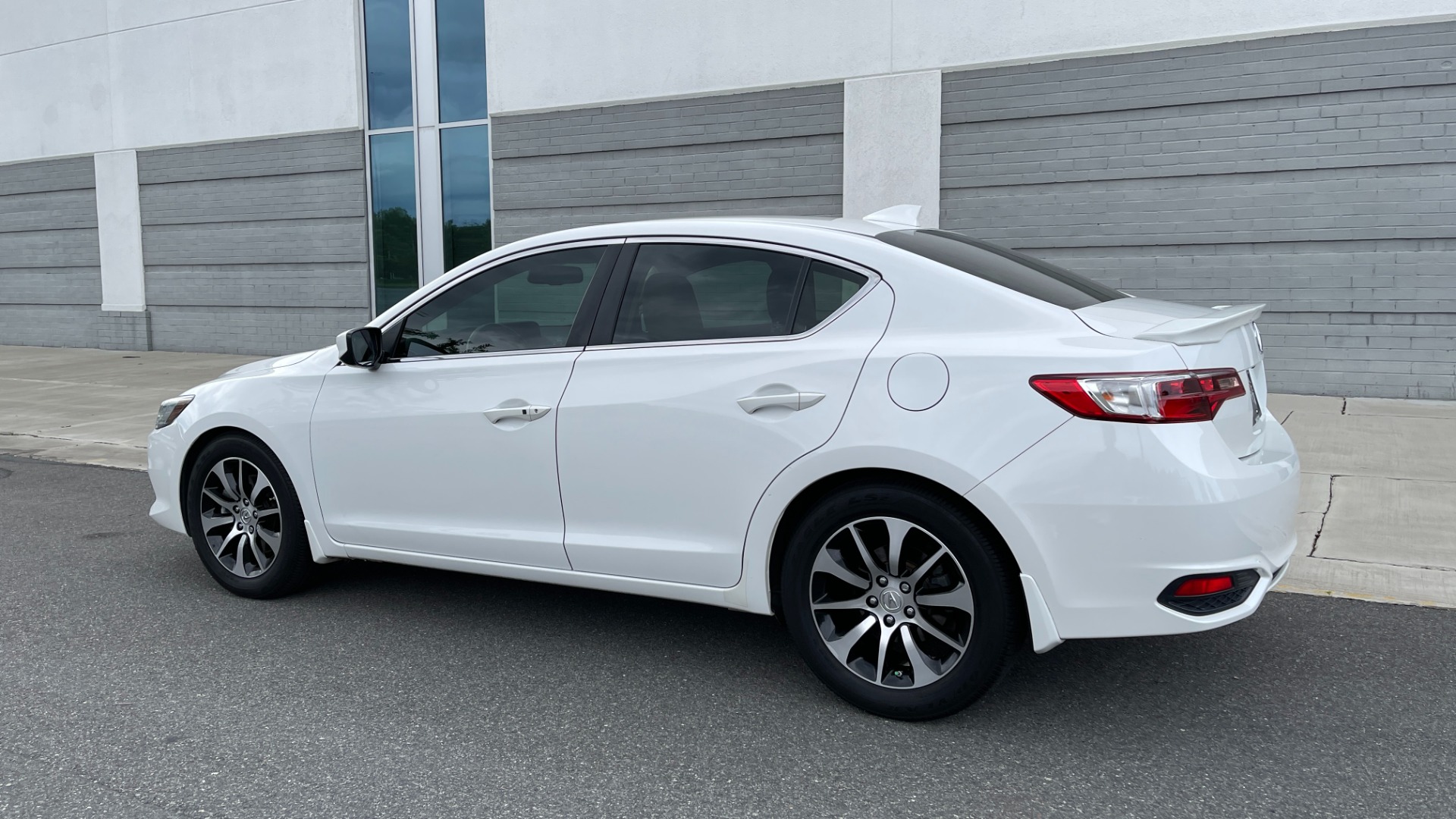 Used 2016 Acura ILX 4DR SEDAN / 2.4L I4 / FWD / STREAMING AUDIO / SUNROOF / REARVIEW for sale Sold at Formula Imports in Charlotte NC 28227 5