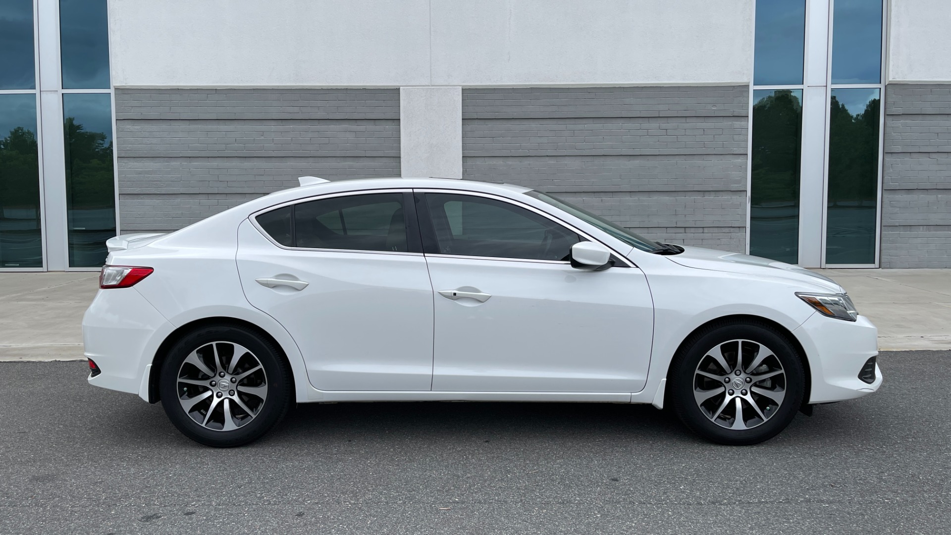 Used 2016 Acura ILX 4DR SEDAN / 2.4L I4 / FWD / STREAMING AUDIO / SUNROOF / REARVIEW for sale Sold at Formula Imports in Charlotte NC 28227 7